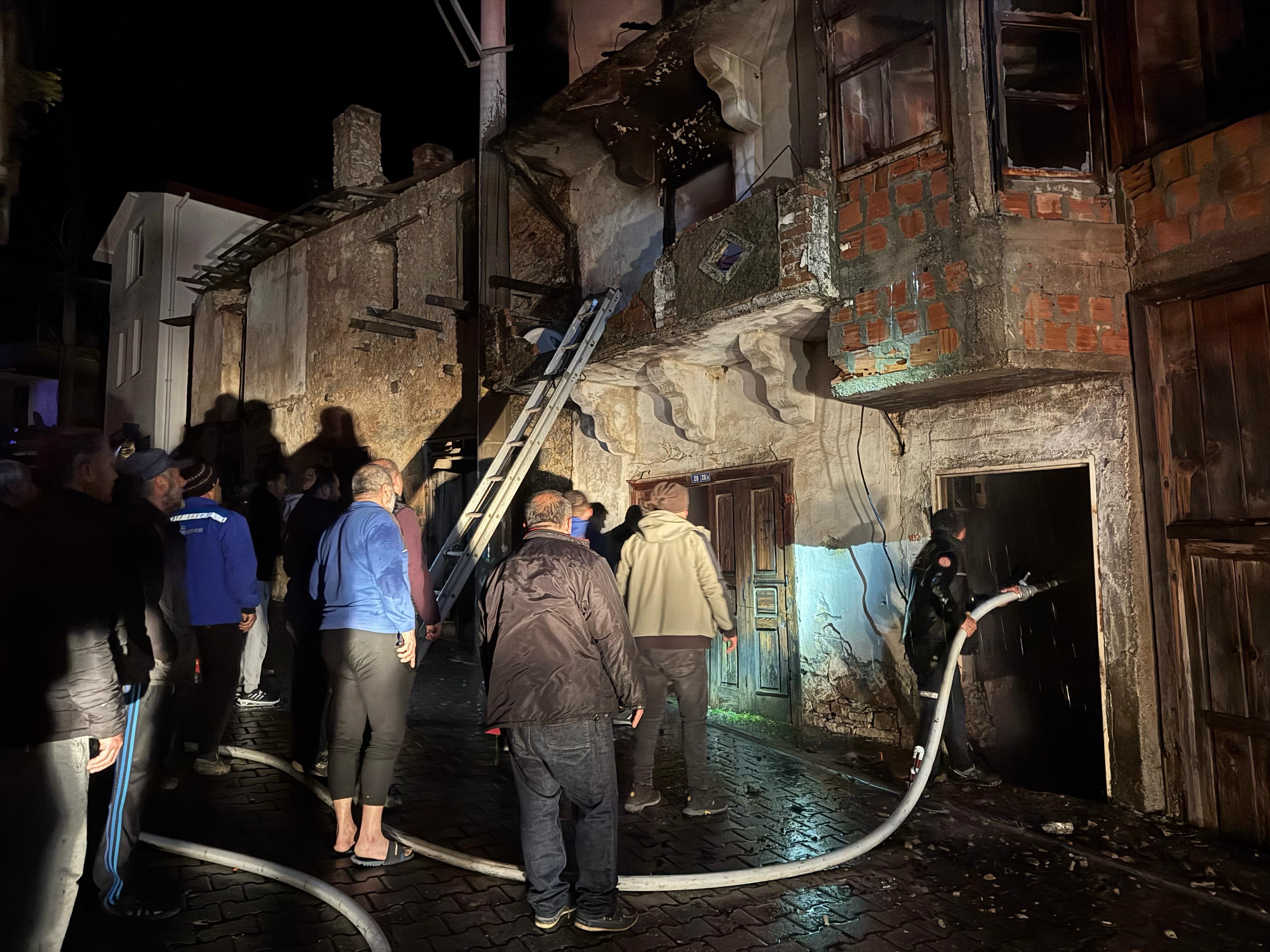 Muğla Fethiye'de Iki Katlı Evde Yangın (2)
