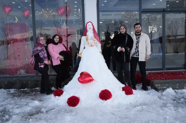 Muş'ta Kardan Gelin Yaptılar1