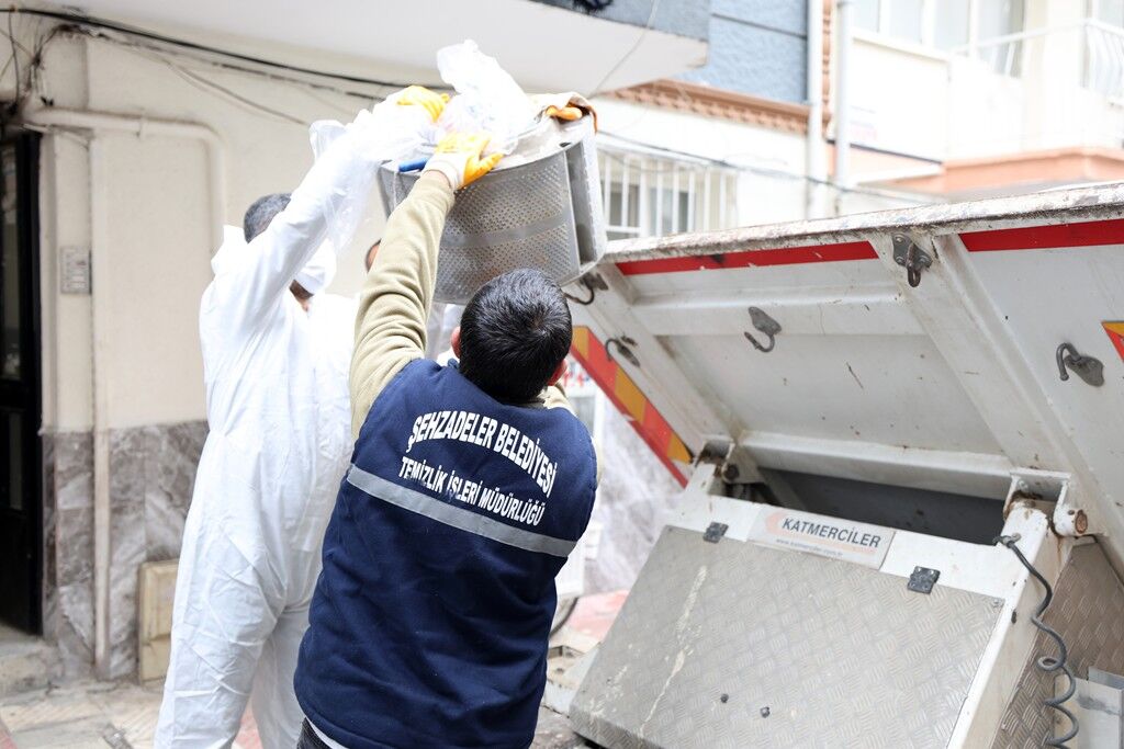 Şehzadeler Belediyesi’nden Çöp Eve Müdahale (3)