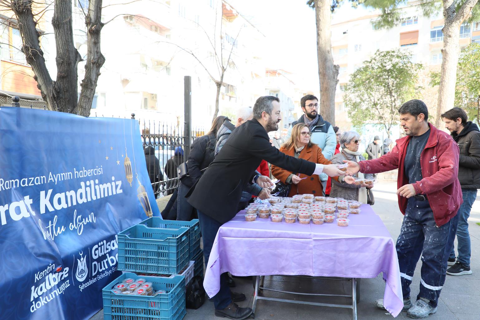 Şehzadeler Halkına Berat Kandili'ne Özel Helva Ikramı (3)
