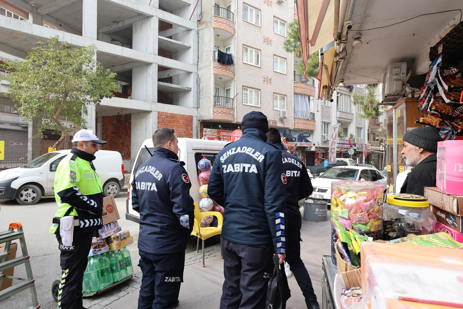 Şehzadeler Zabıtasından Kaldırım Işgaliye Karşı Sıkı Denetim (3)