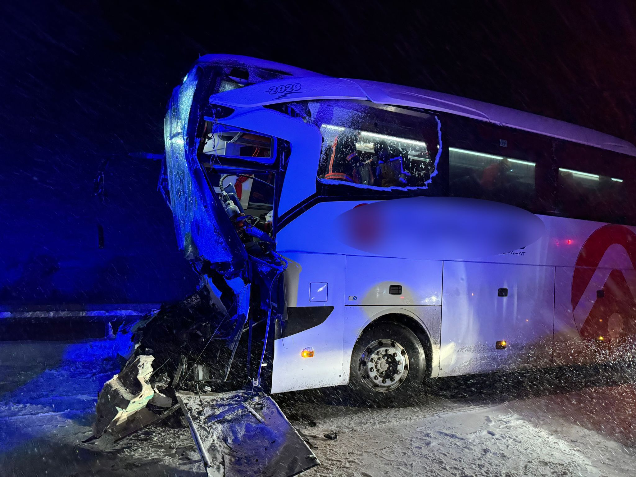 Sivas’ta Yolcu Otobüsü Tıra Çarptı 1’I Ağır 13 Yaralı (2)