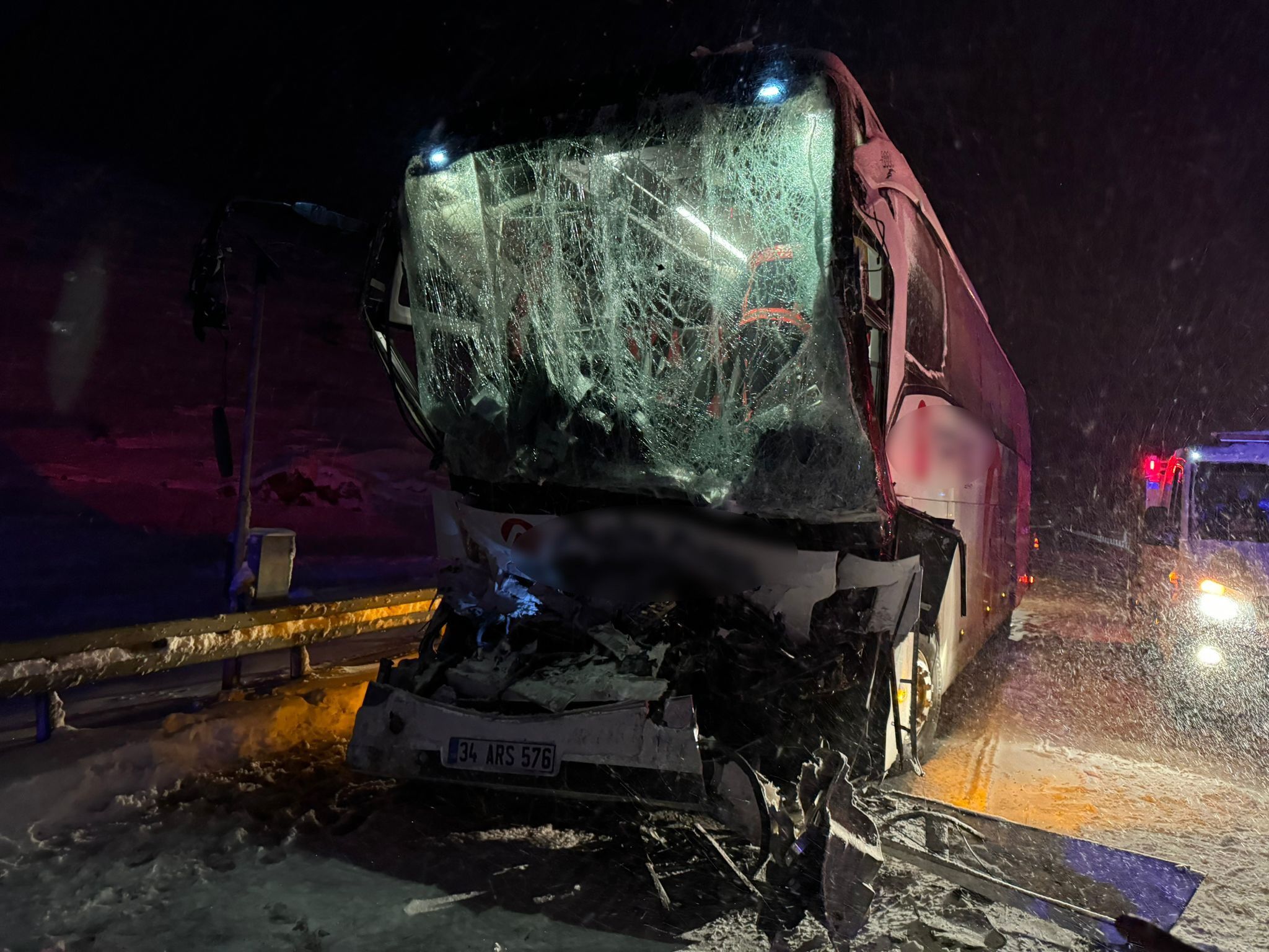 Sivas’ta Yolcu Otobüsü Tıra Çarptı 1’I Ağır 13 Yaralı (3)