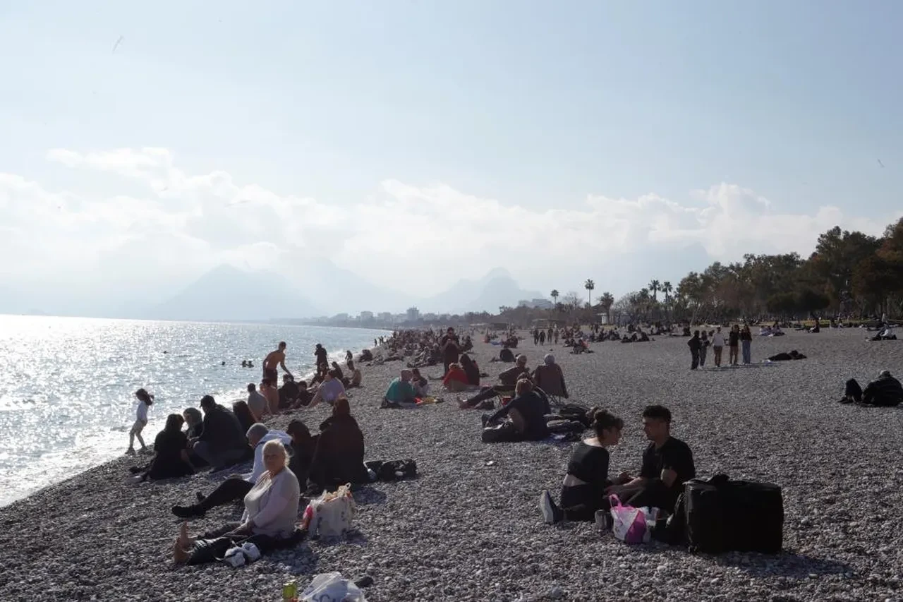 Şubat Ayında Bahar Havası! Antalya Sahillerine Akın Edildi