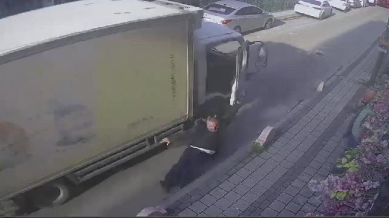 Trafik Kavgası Sonrası İett Şoförü Kamyonetin Altında Kaldı (1)
