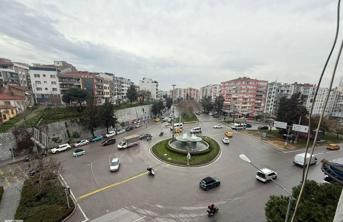Üçyol Meydanı