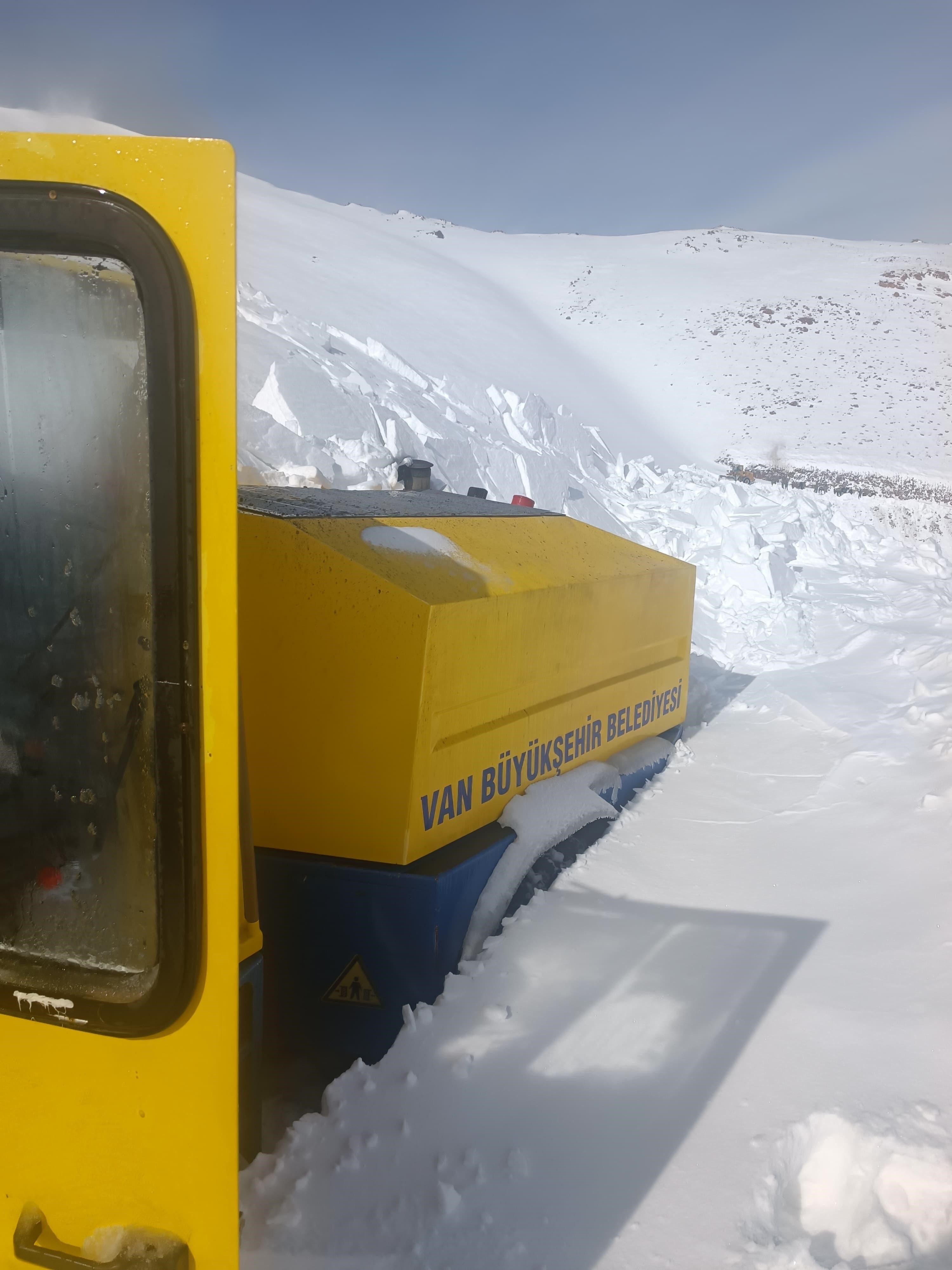 Van’da Iş Makinesine Üzerine Çığ Düştü (1)