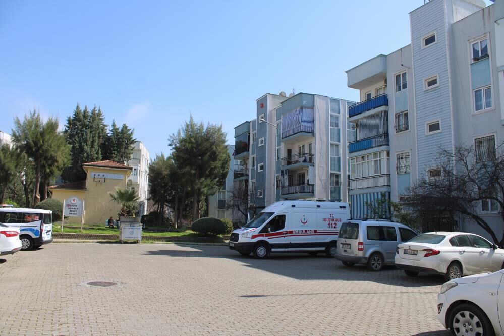Aydın'da Çatıya Çıkan Yaşlı Kadına Ekipler Müdahale Etti1