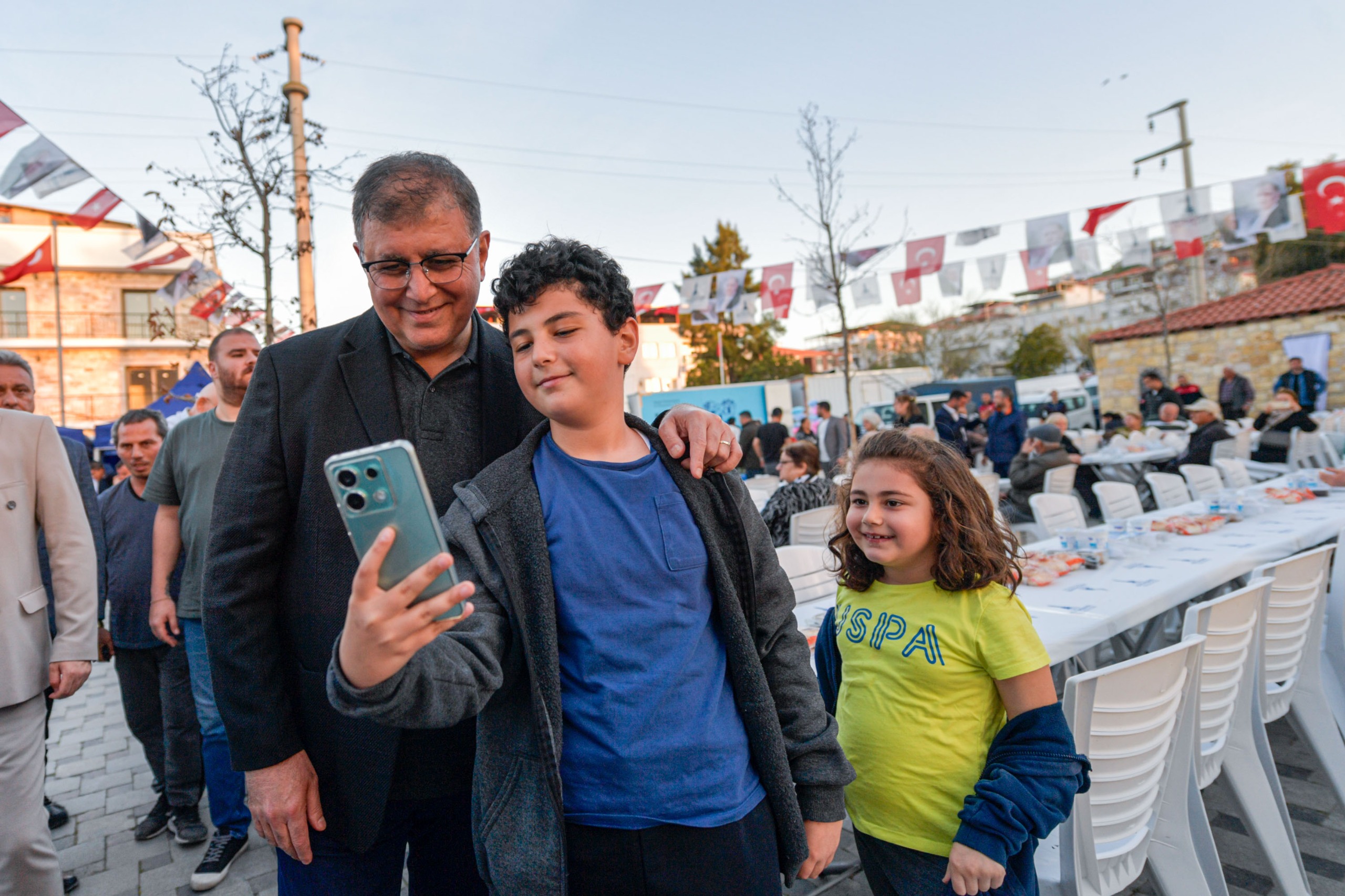 Başkan Cemil Tugay Iftarda Foçalılar Ile Sofraya Oturdu1