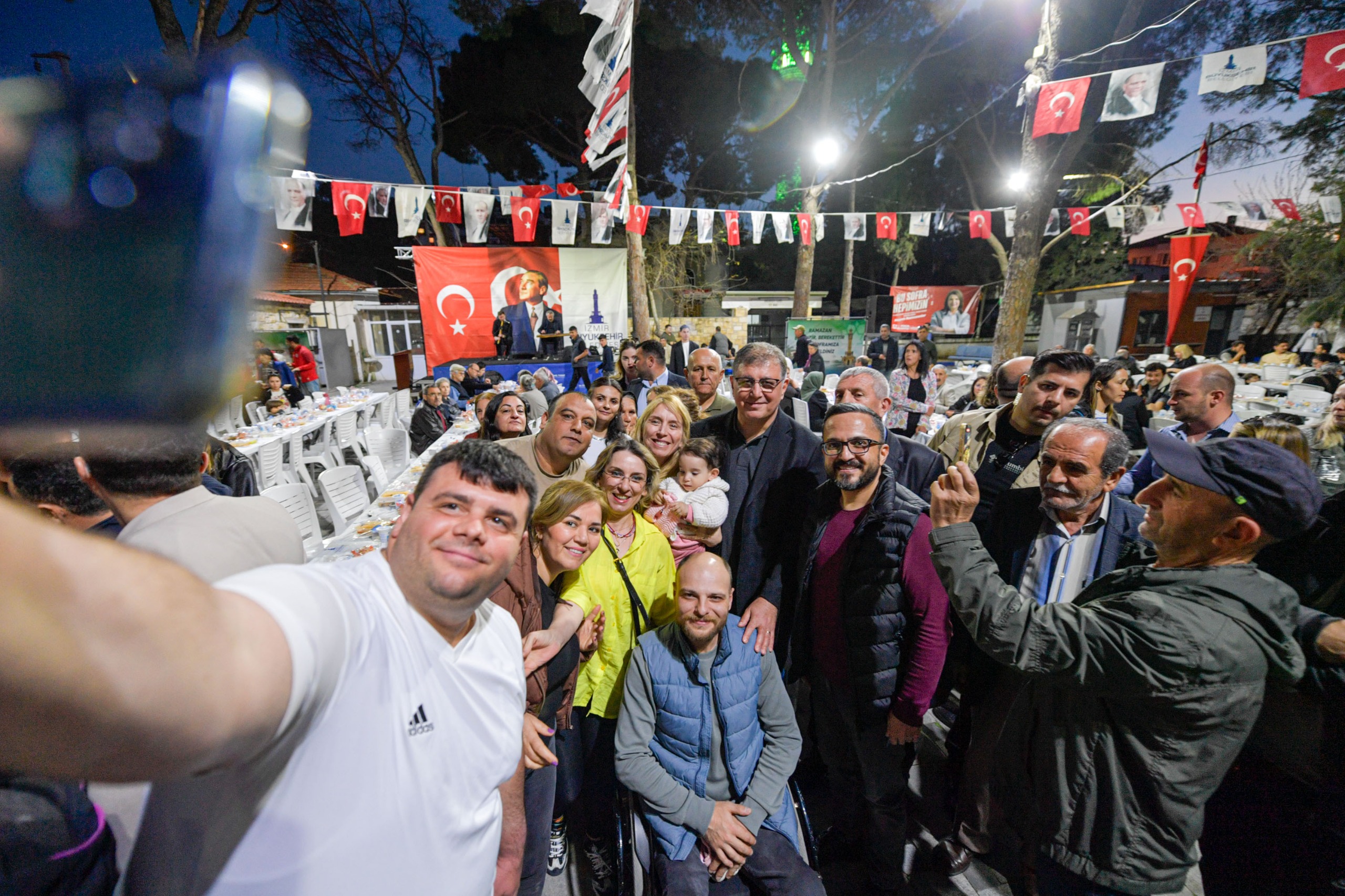 Başkan Cemil Tugay Iftarda Foçalılar Ile Sofraya Oturdu4