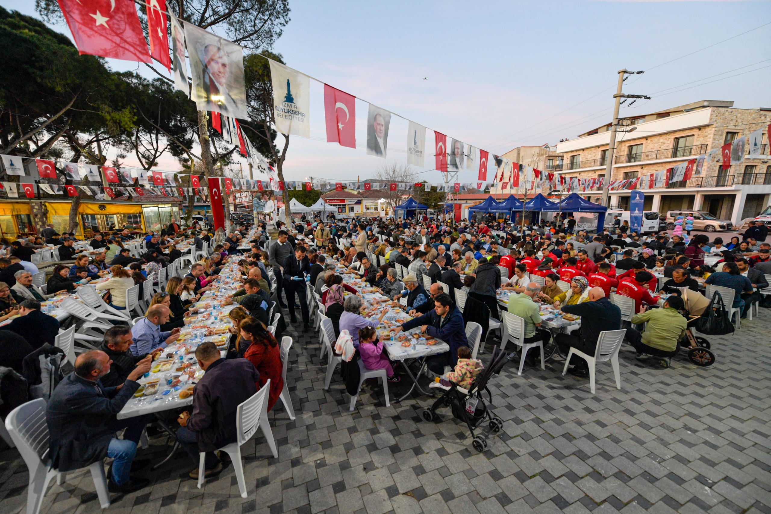 Başkan Cemil Tugay Iftarda Foçalılar Ile Sofraya Oturdu5