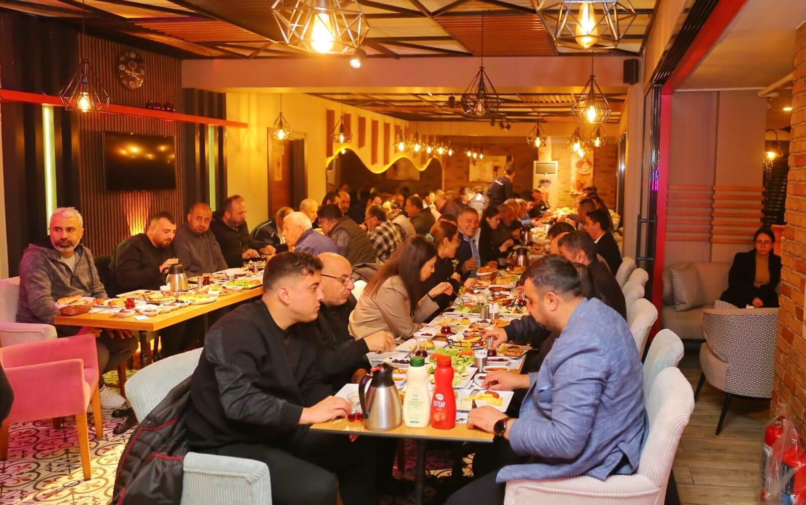 Başkan Kınay, Sahurda Taksicilerle Buluştu Siz Karabağlar’ın Kalbisiniz (2)