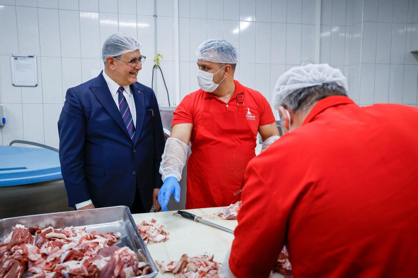 Başkan Tugay Aşevinde Yemek Hazırlığına Katıldı