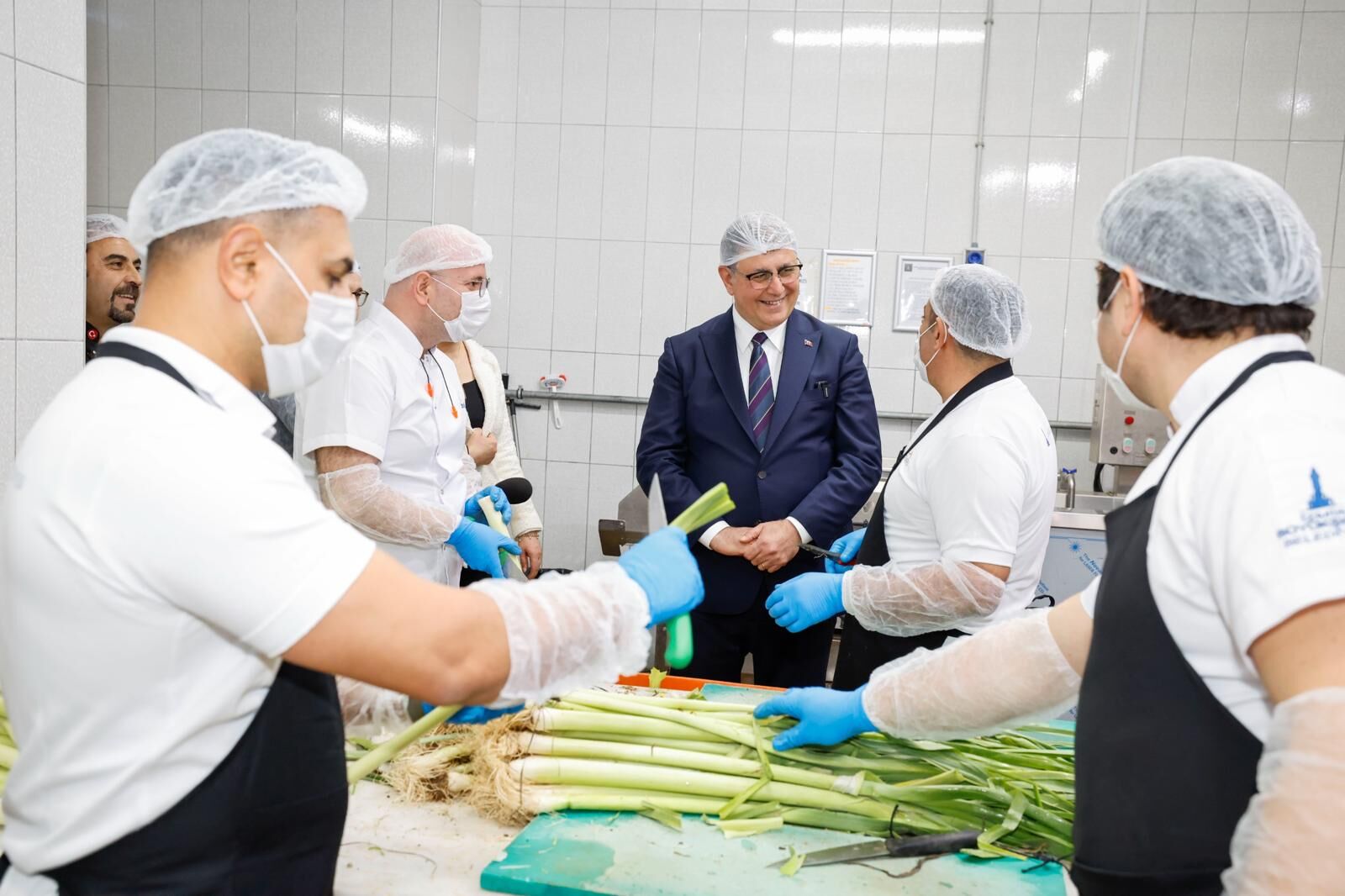 Başkan Tugay Aşevinde Yemek Hazırlığına Katıldı3