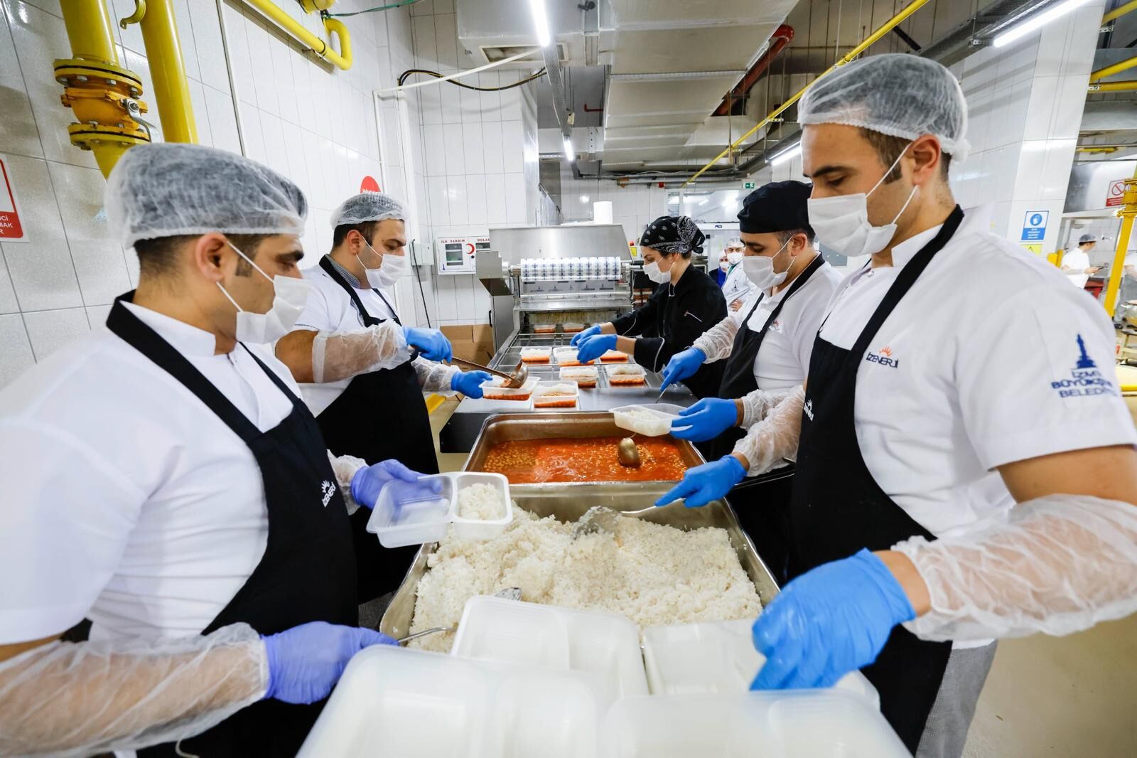 Başkan Tugay Aşevinde Yemek Hazırlığına Katıldı4