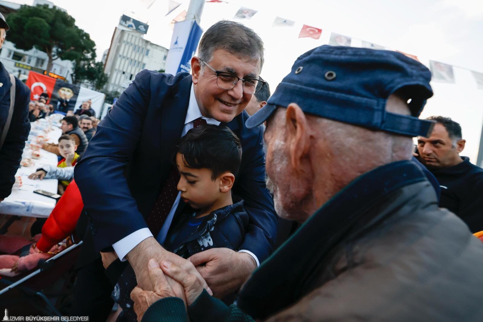 Başkan Tugay'dan Iftar Sofrasında Dayanışma Mesajı Son Gücümüze Kadar Devam