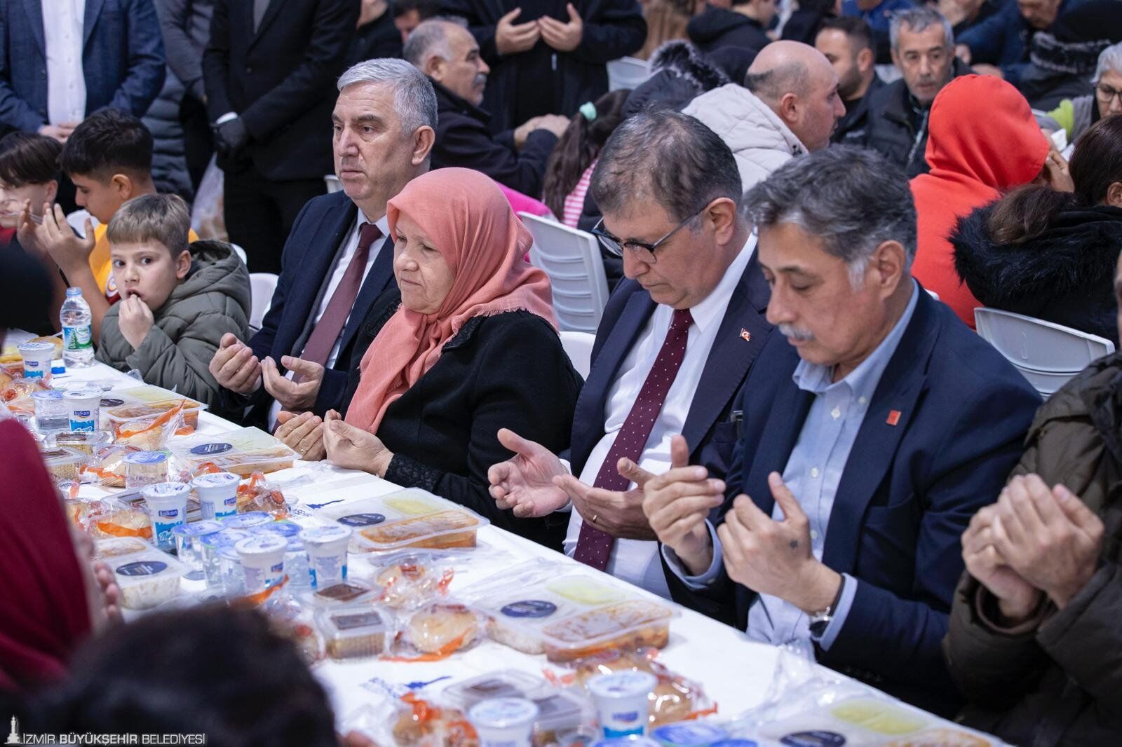 Başkan Tugay'dan Iftar Sofrasında Dayanışma Mesajı