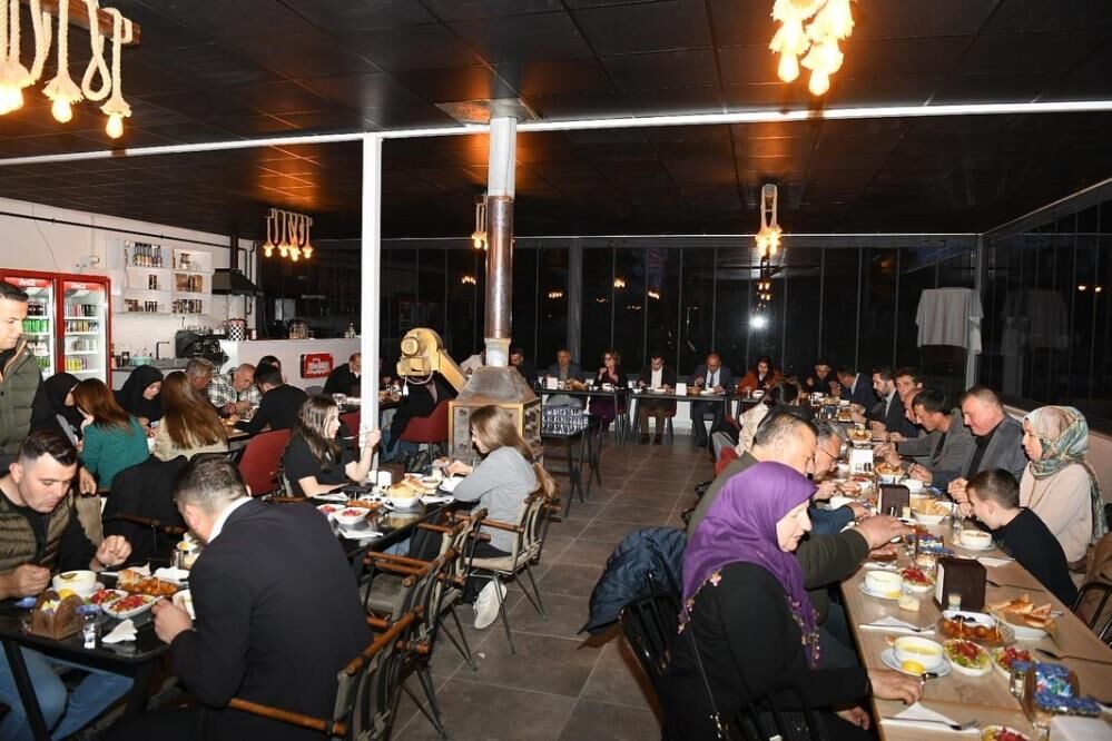 Başkanı Birsen Çelik Muhtarlar Ile Iftar Açtı
