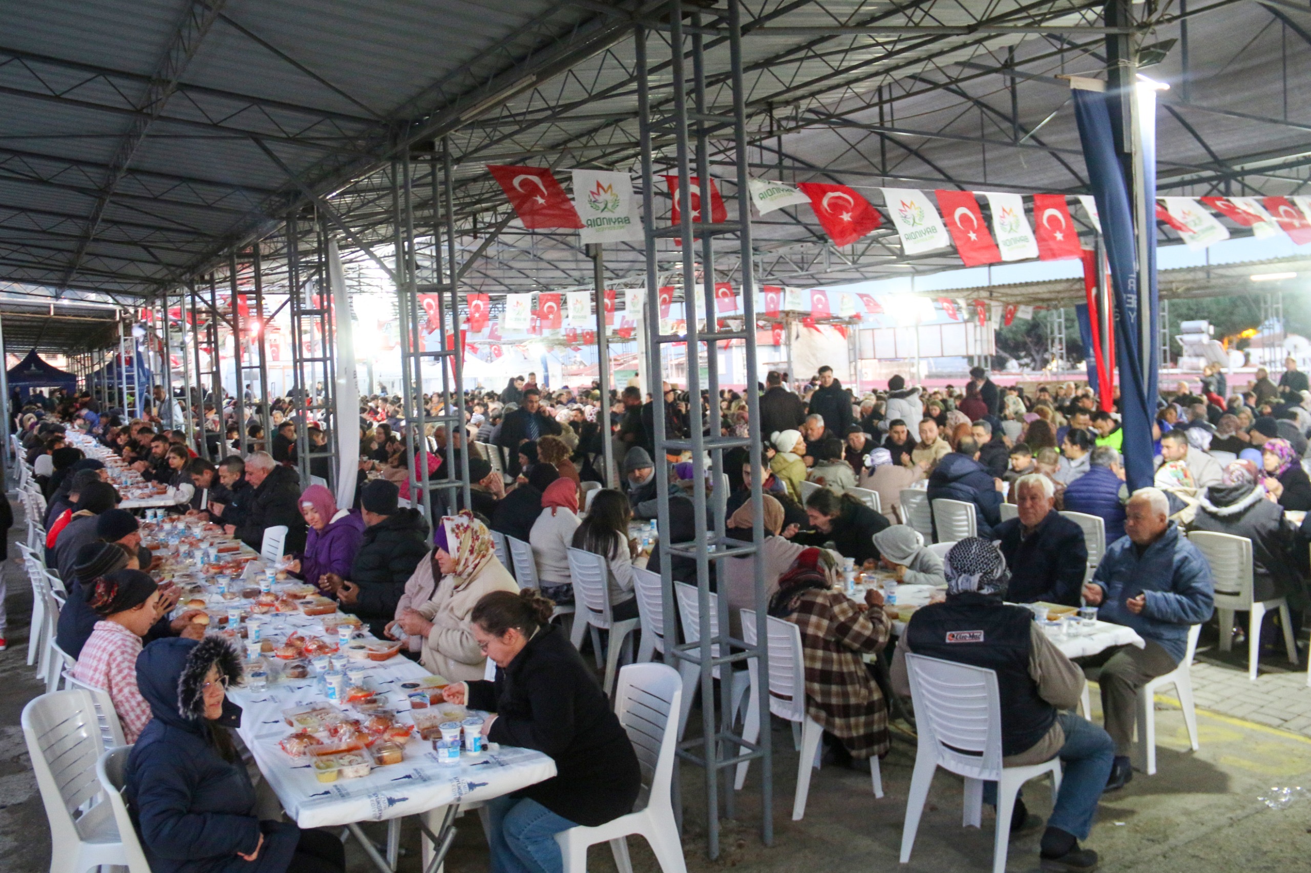 Bayındır’da Başkan Tugay Iftarda Vatandaşlarla Buluştu