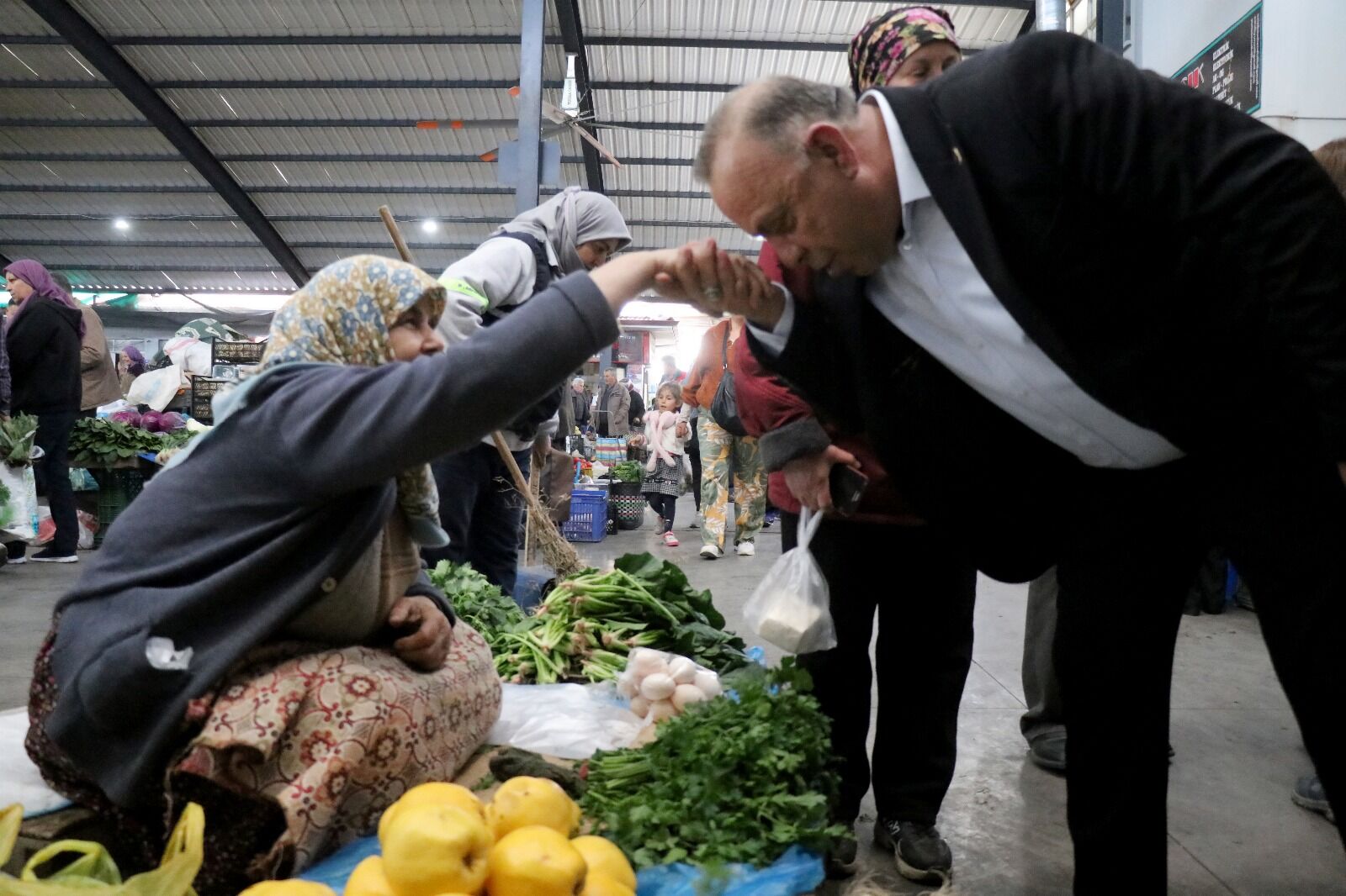 Bozdoğan'da 8 Mart'ta Çiçek Gibi Bozdoğan Için 12 Bin Fide Dağıtıldı