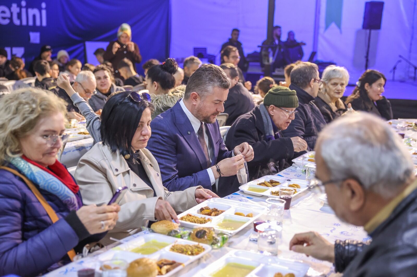 Buca Belediyesi'nin Iftar Çadırı Yüzlerce Kişiyi Ağırlıyor (1)