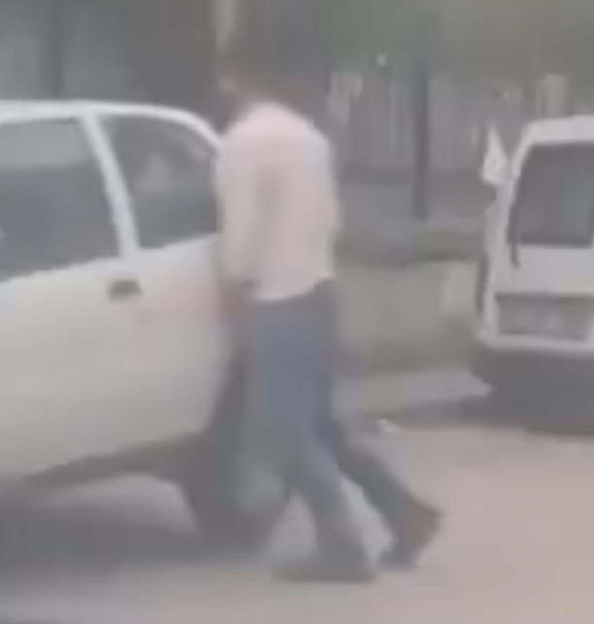 Buca’da Kas Gücüyle Trafik Çözmeye Çalıştı Başaramadı! (2)