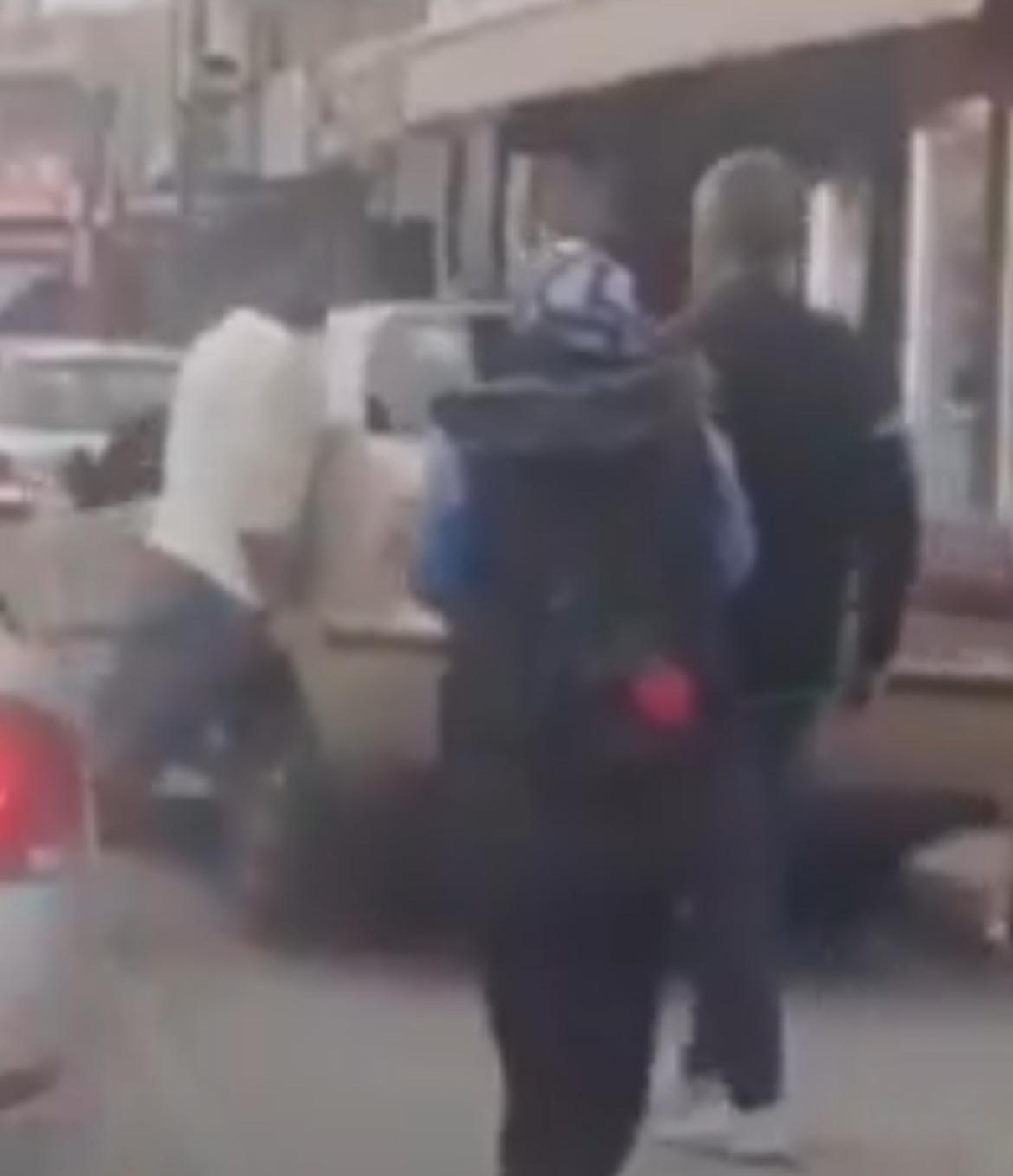 Buca’da Kas Gücüyle Trafik Çözmeye Çalıştı Başaramadı! (3)