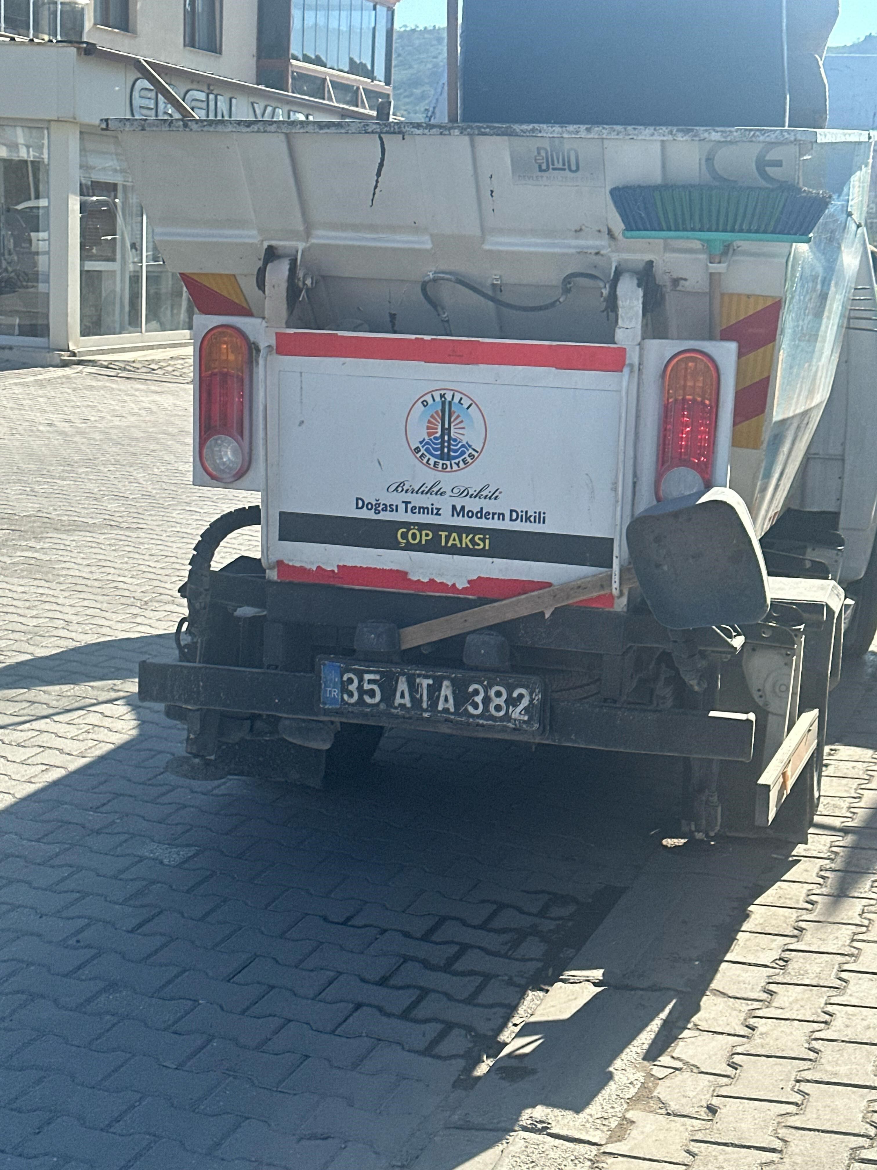 Dikili’de ‘Ata’ Plakalı Çöp Taksiler Halkın Tepkisini Topladı! (2)