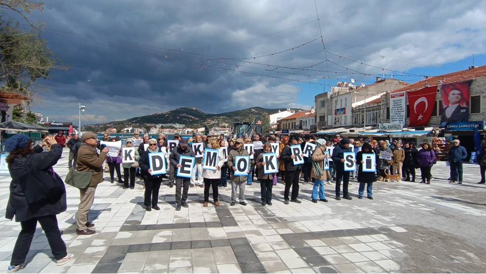 Foça’da İmamoğlu'nun Gözaltına Alınması Protesto Edildi (1)