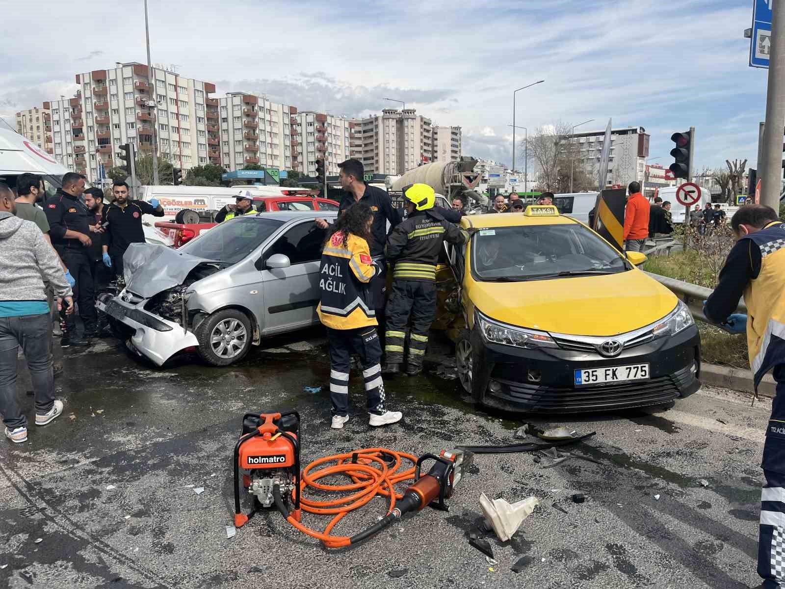 İzmir Bulvarı’nda Feci Kaza! Taksi Ile Otomobil Çarpıştı