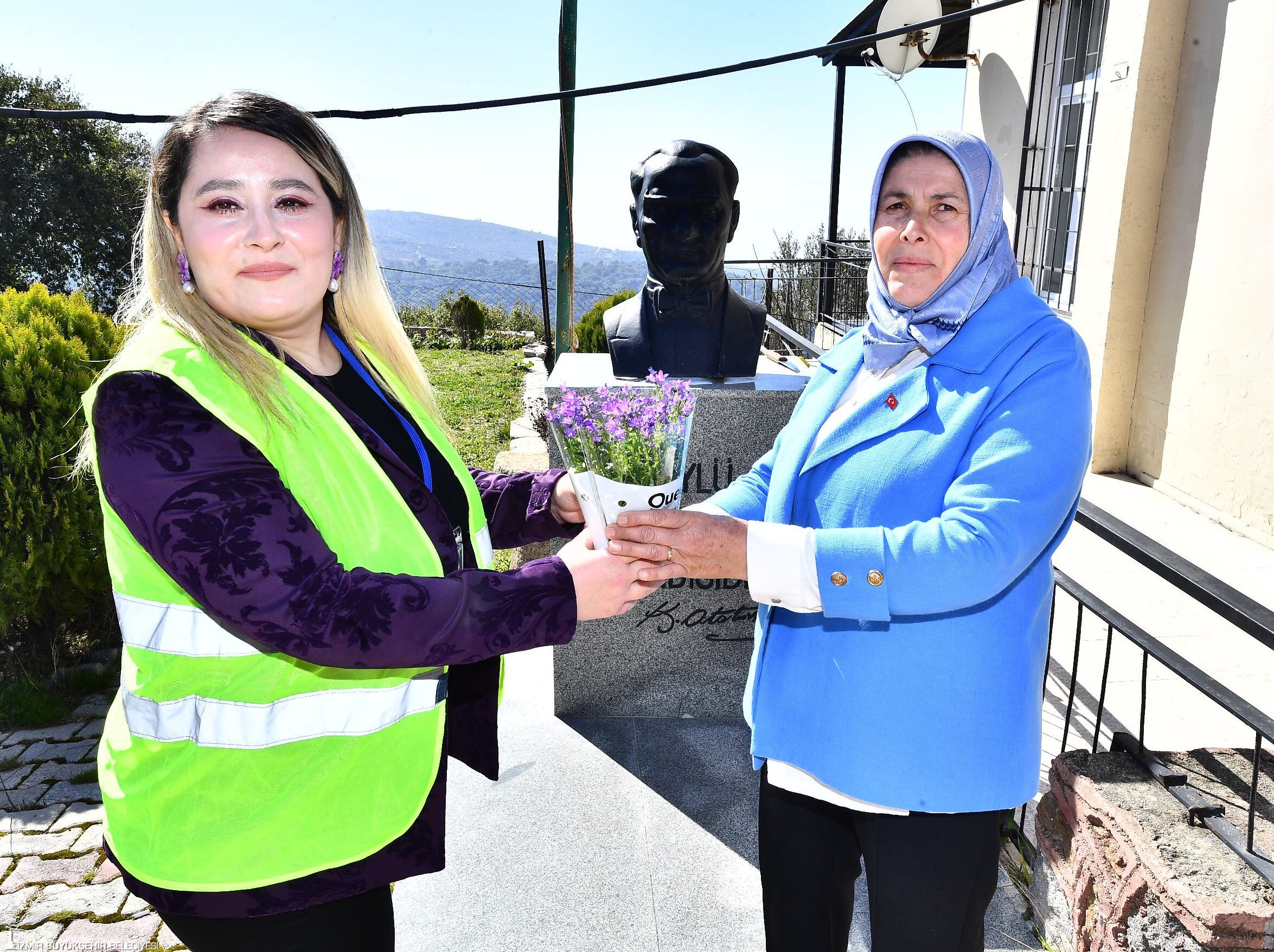 İzmir Büyükşehir'den 202 Kadın Muhtara Mor Çiçekli Ziyaret