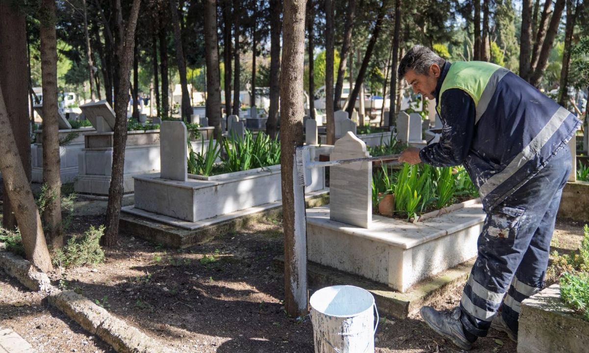 İzmir Mezarlıklarında Bayram Için Yoğun Temizlik Çalışması Başladı