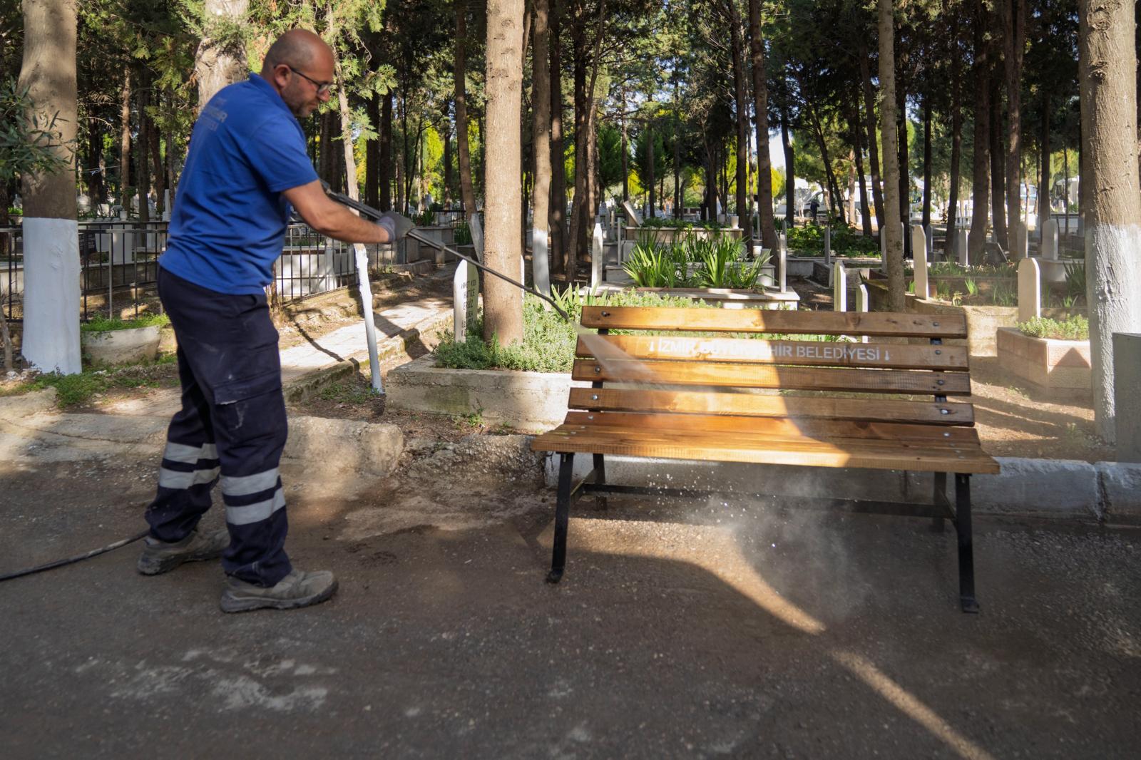 İzmir Mezarlıklarında Bayram Için Yoğun Temizlik Çalışması Başladı2