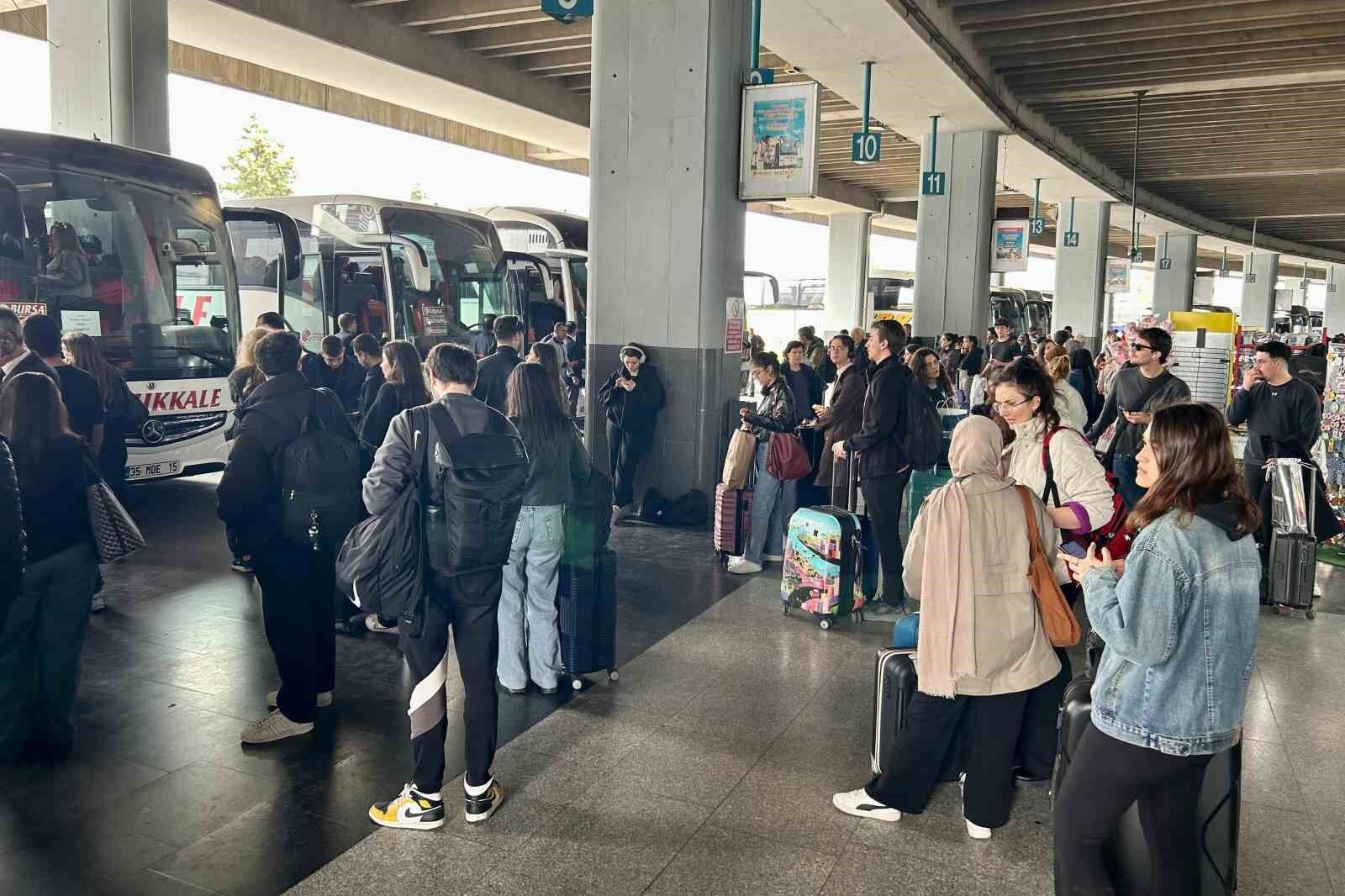 İzmir Otogarı'nda Bayram Yoğunluğu Biletler Tükendi!