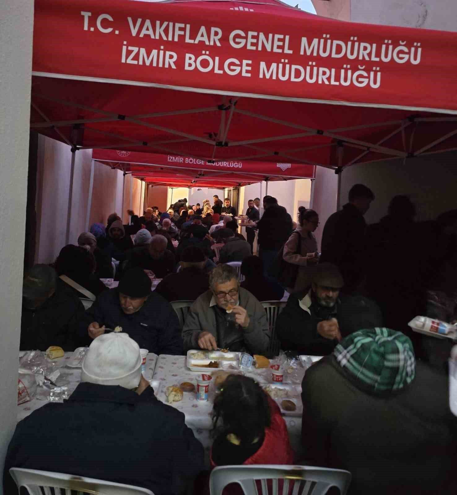 İzmir Vakıflar Bölge Müdürlüğünden Binlerce Kişiye Iftar 1