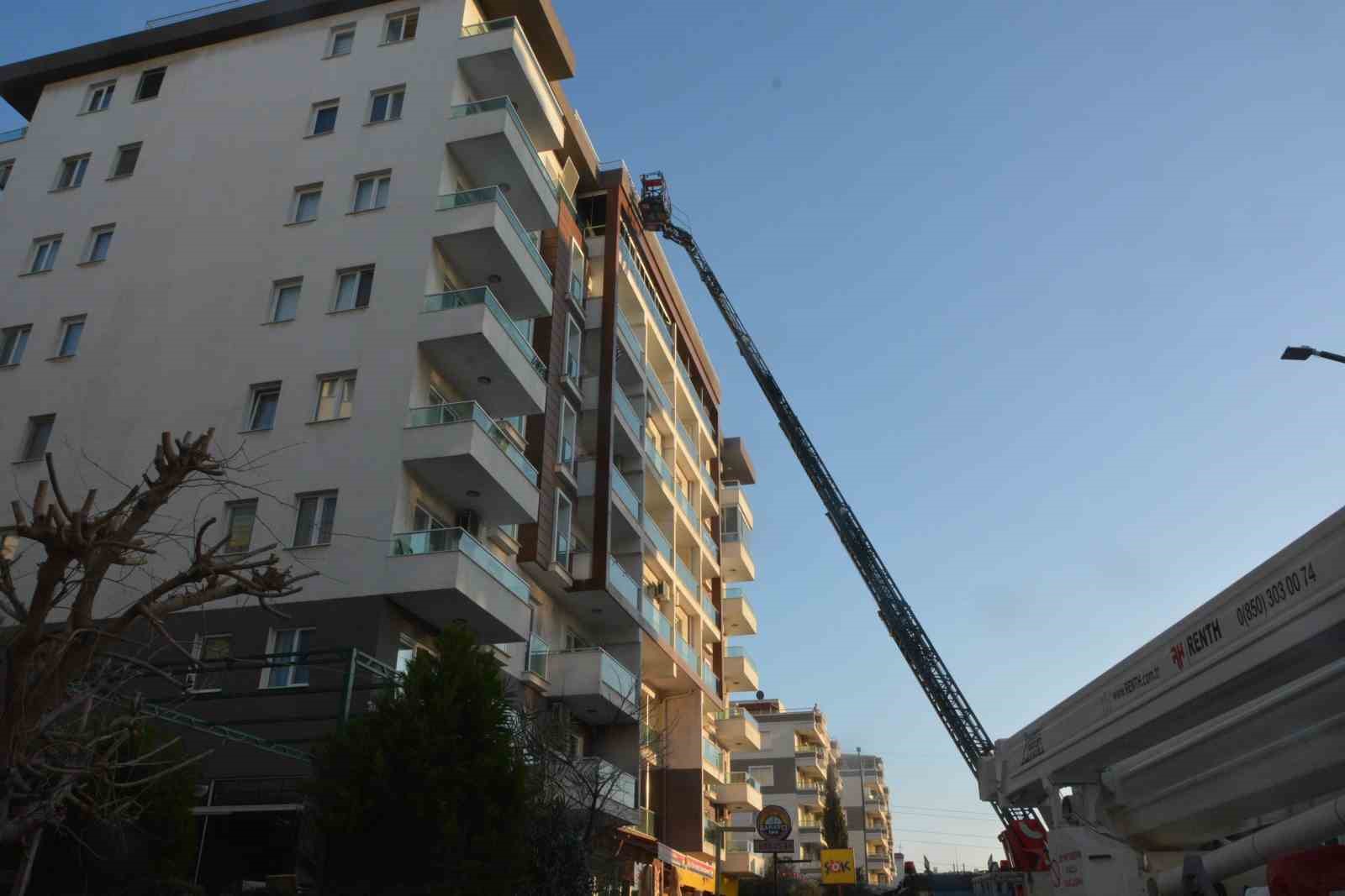 İzmir'de 7 Katlı Binada Yangın!