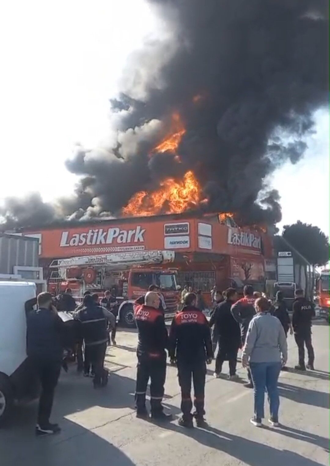 İzmir’de Lastikçi Dükkanında Yangın 3