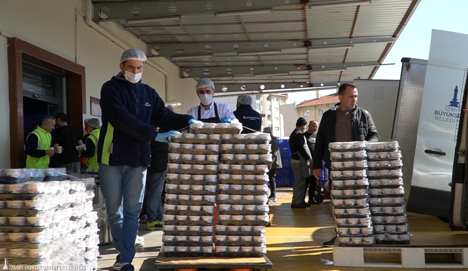 İzmir’de Ramazan Sofraları Buluşma Noktası Oldu1