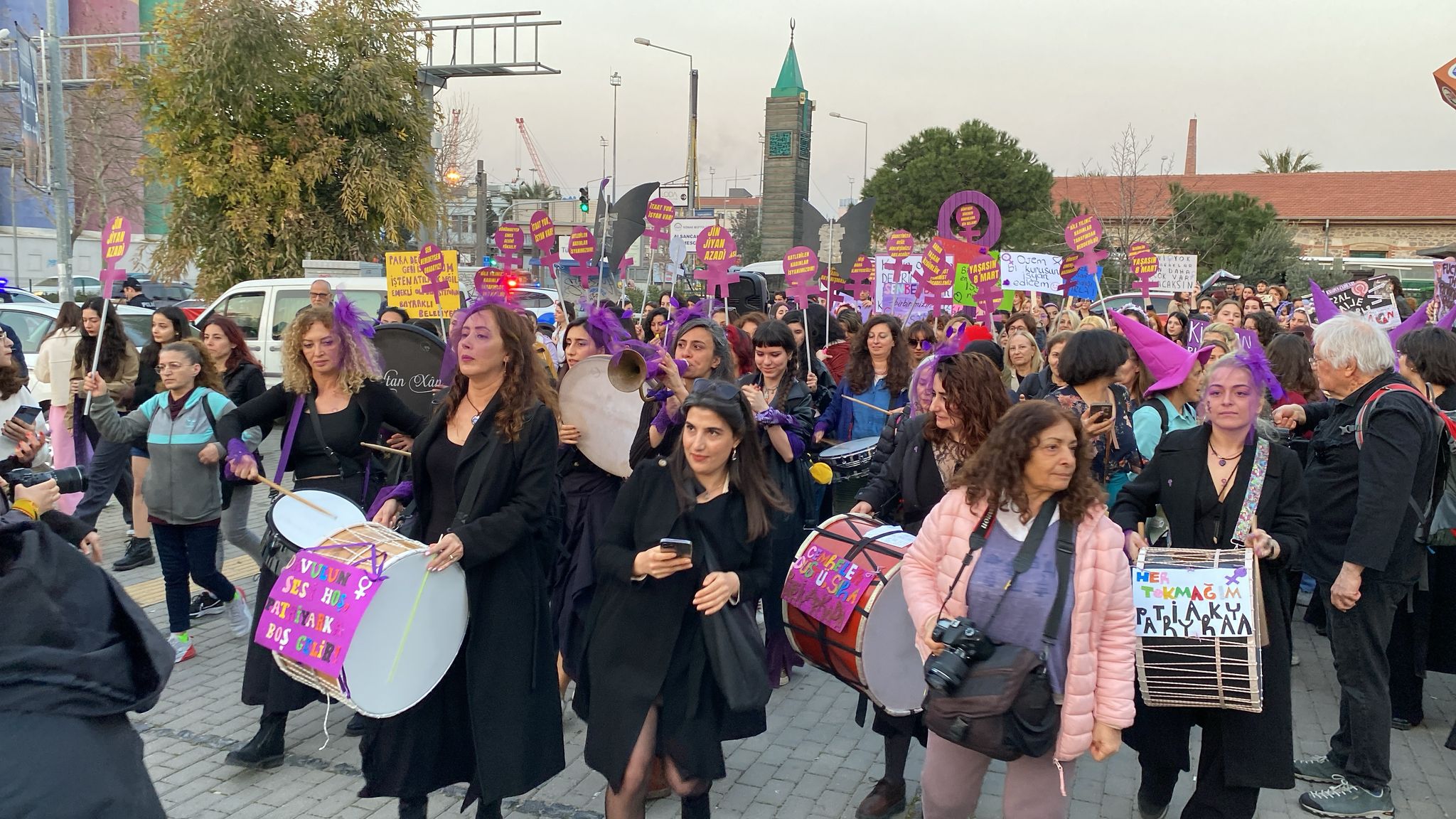 İzmir’den Kadın Isyanı Ekonomik Yük Omuzlarımızdan Inmiyor (2)