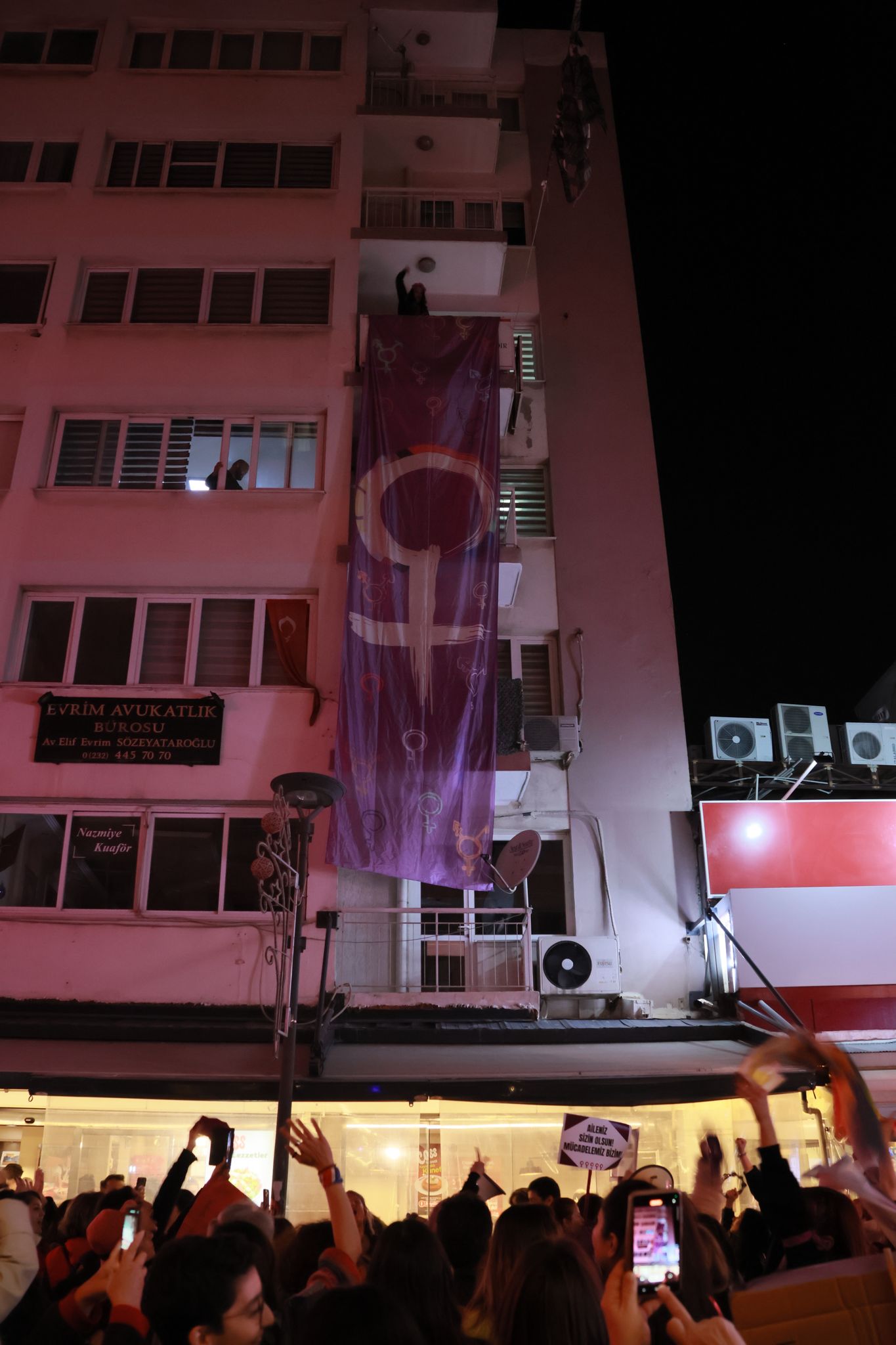 İzmir’den Kadın Isyanı Ekonomik Yük Omuzlarımızdan Inmiyor (6)