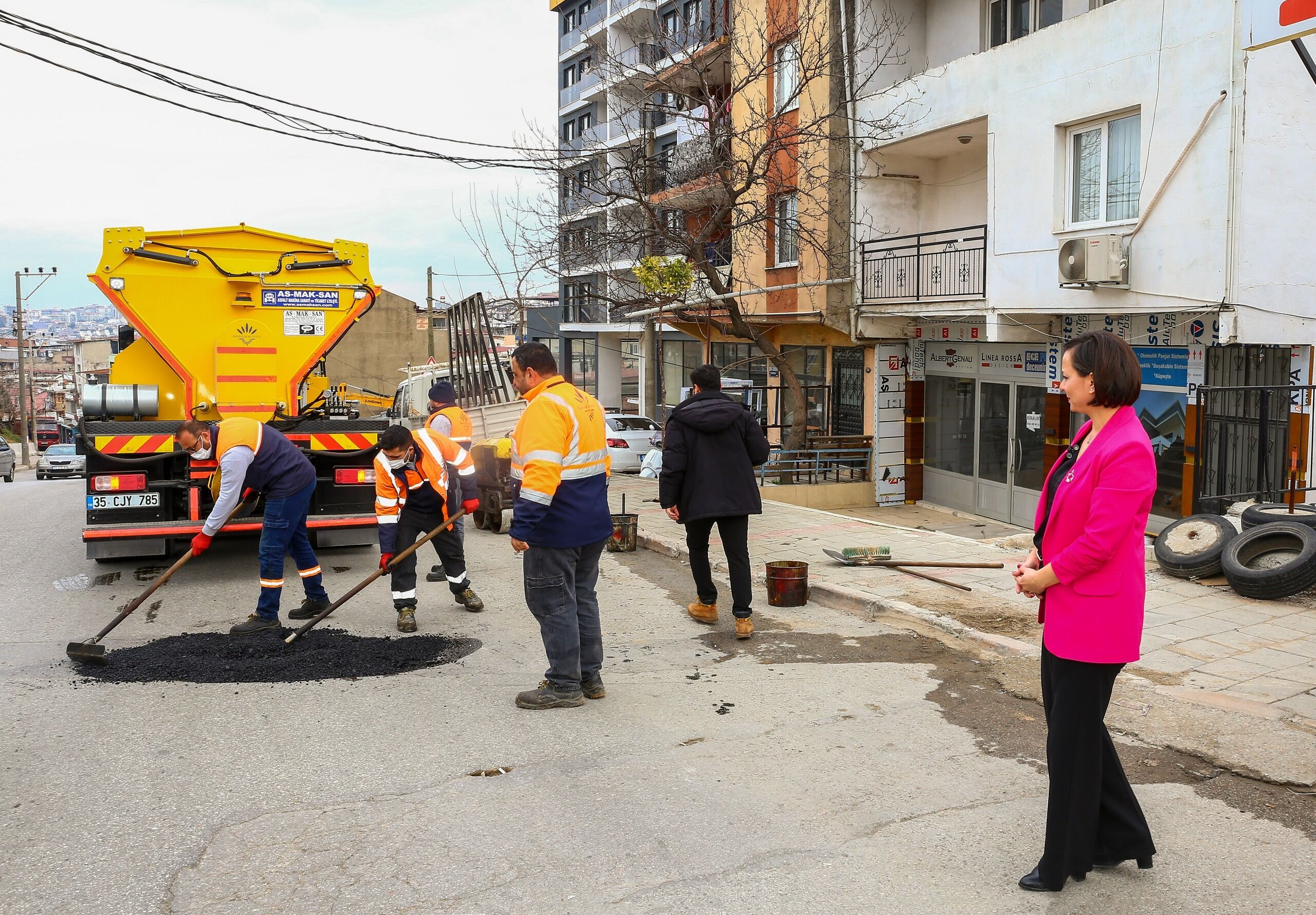Karabağlar Belediyesi, Asfalt Yama Robotu Ile Yolları Hızla Onarıyor (1)