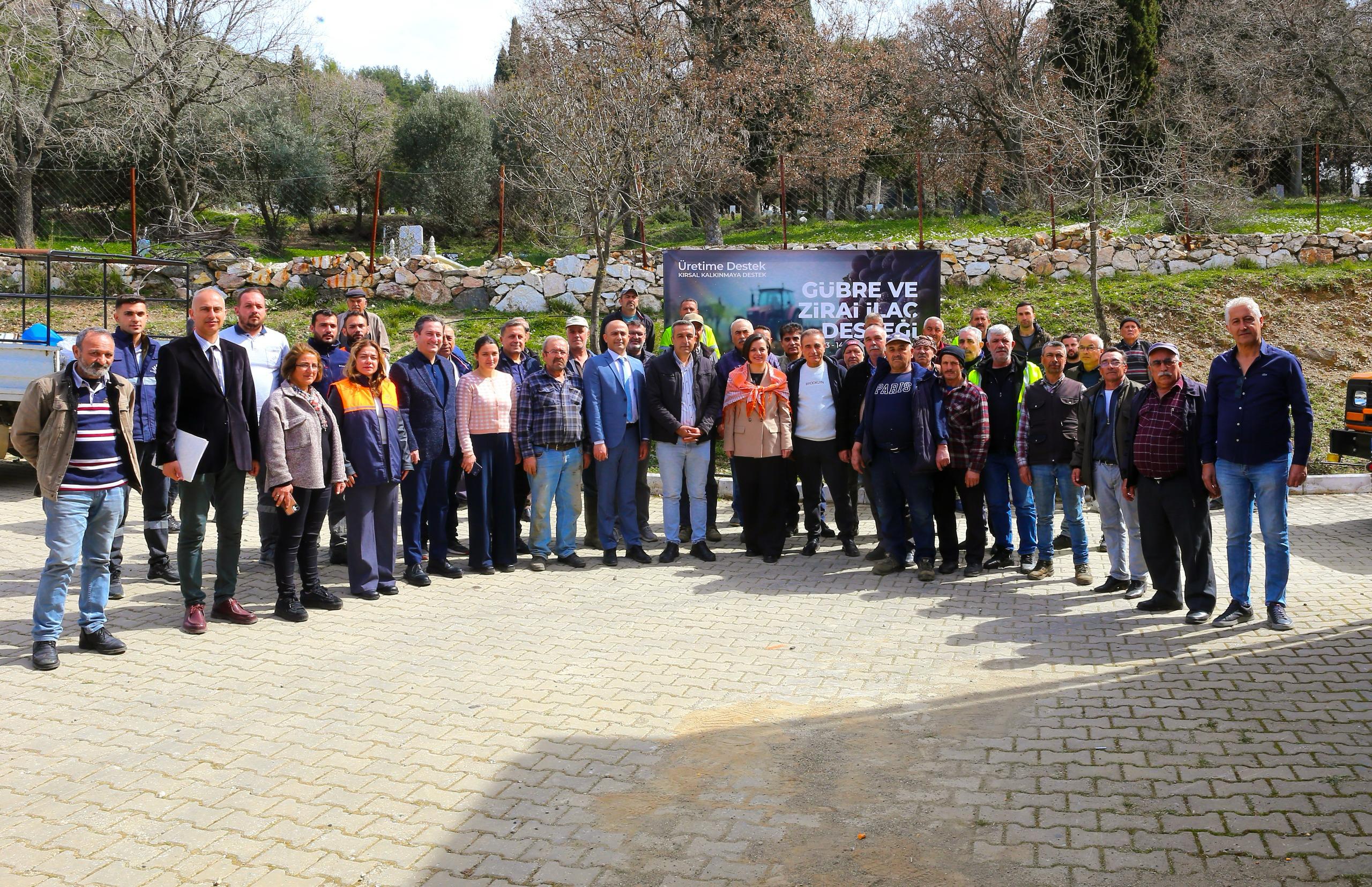 Karabağlar Belediyesi, Üreticilerin Yanında Gübre Ve Bordo Bulamacı Dağıtımı Yapıldı (3)-1