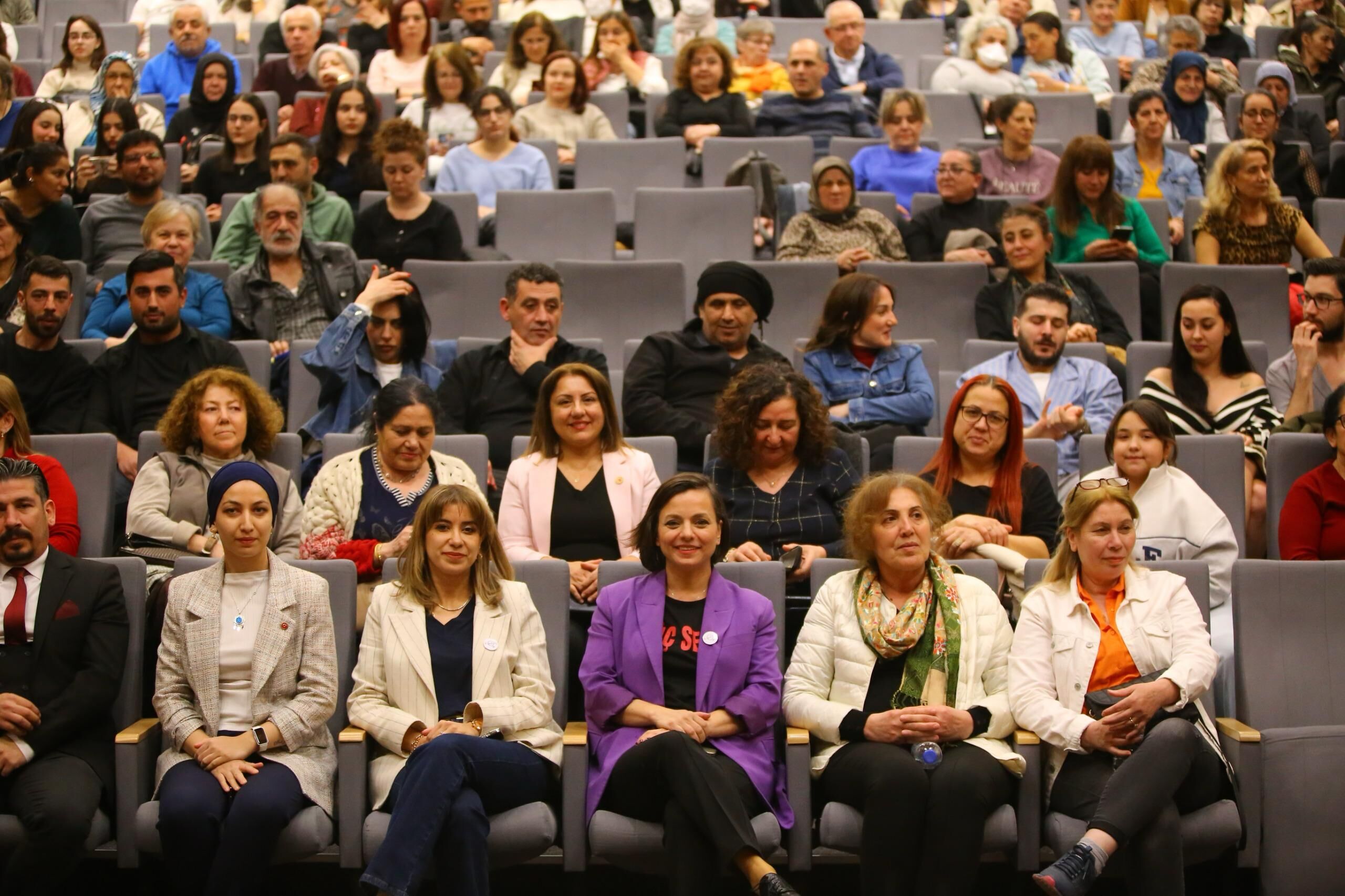 Karabağlar'da 8 Mart'a Özel Tiyatro Gösterisi “Sığınamayanlar” Ayakta Alkışlandı (2)