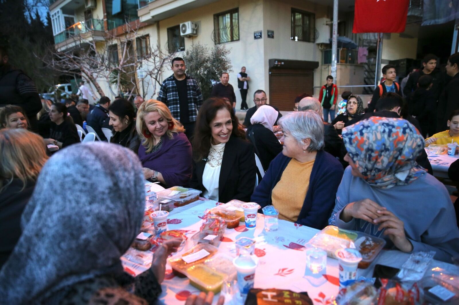 Karşıyaka’da Ramazan'ın Bereketi Sofralarda Paylaşılıyor2