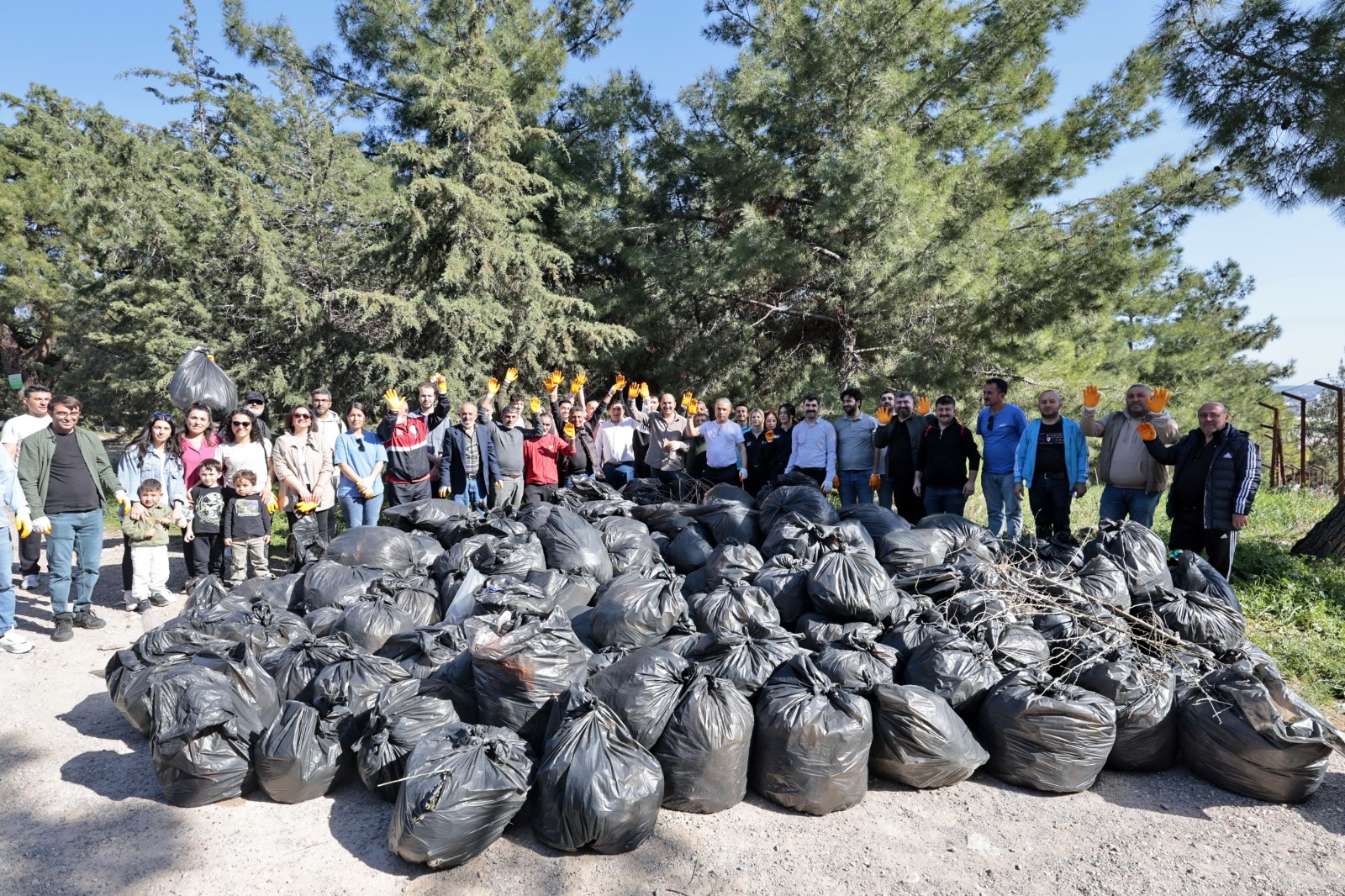 Konak’ta El Ele Orman Temizliği 2 Saatte 750 Poşet Çöp Toplandı (2)