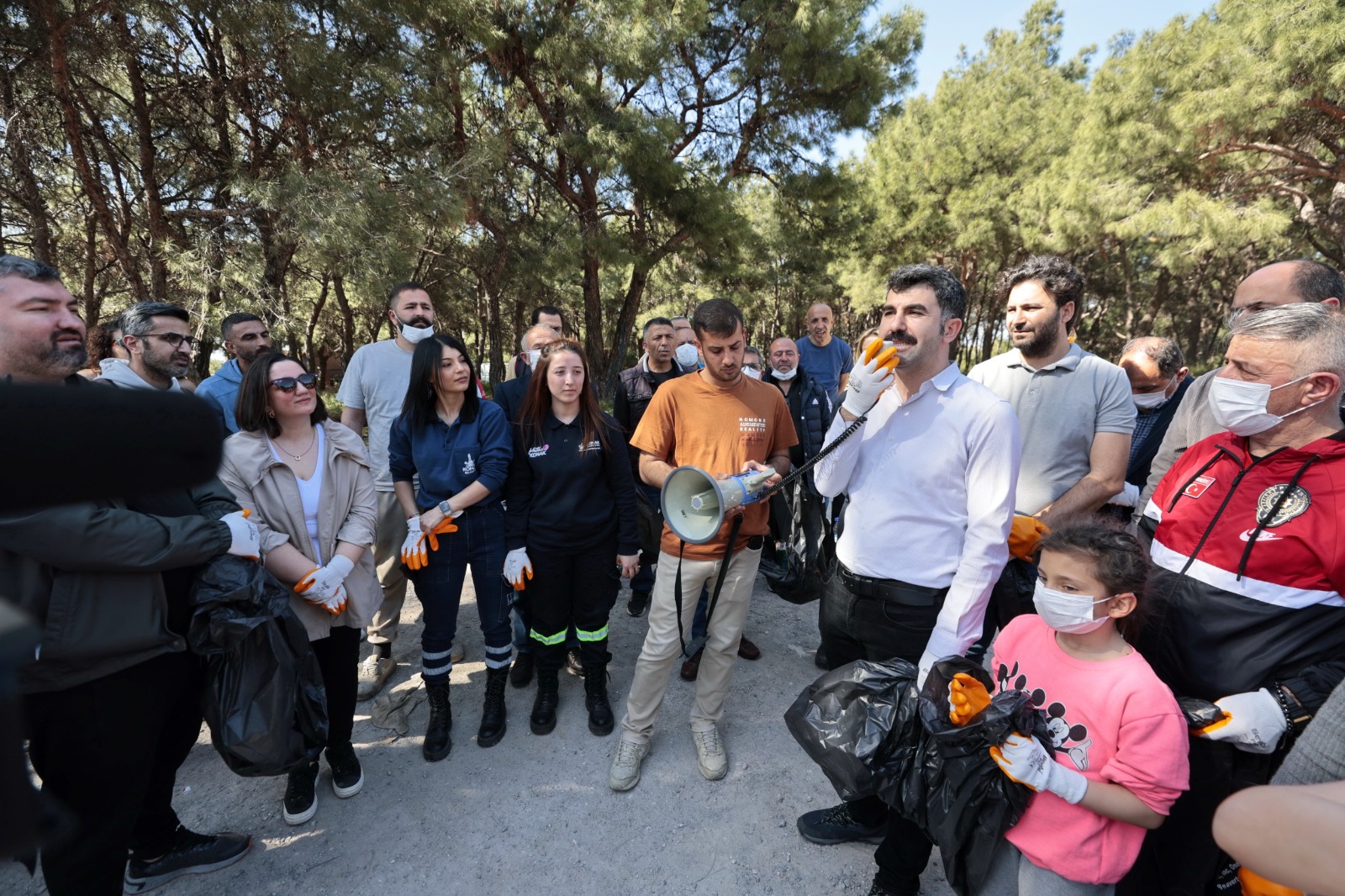 Konak’ta El Ele Orman Temizliği 2 Saatte 750 Poşet Çöp Toplandı (3)