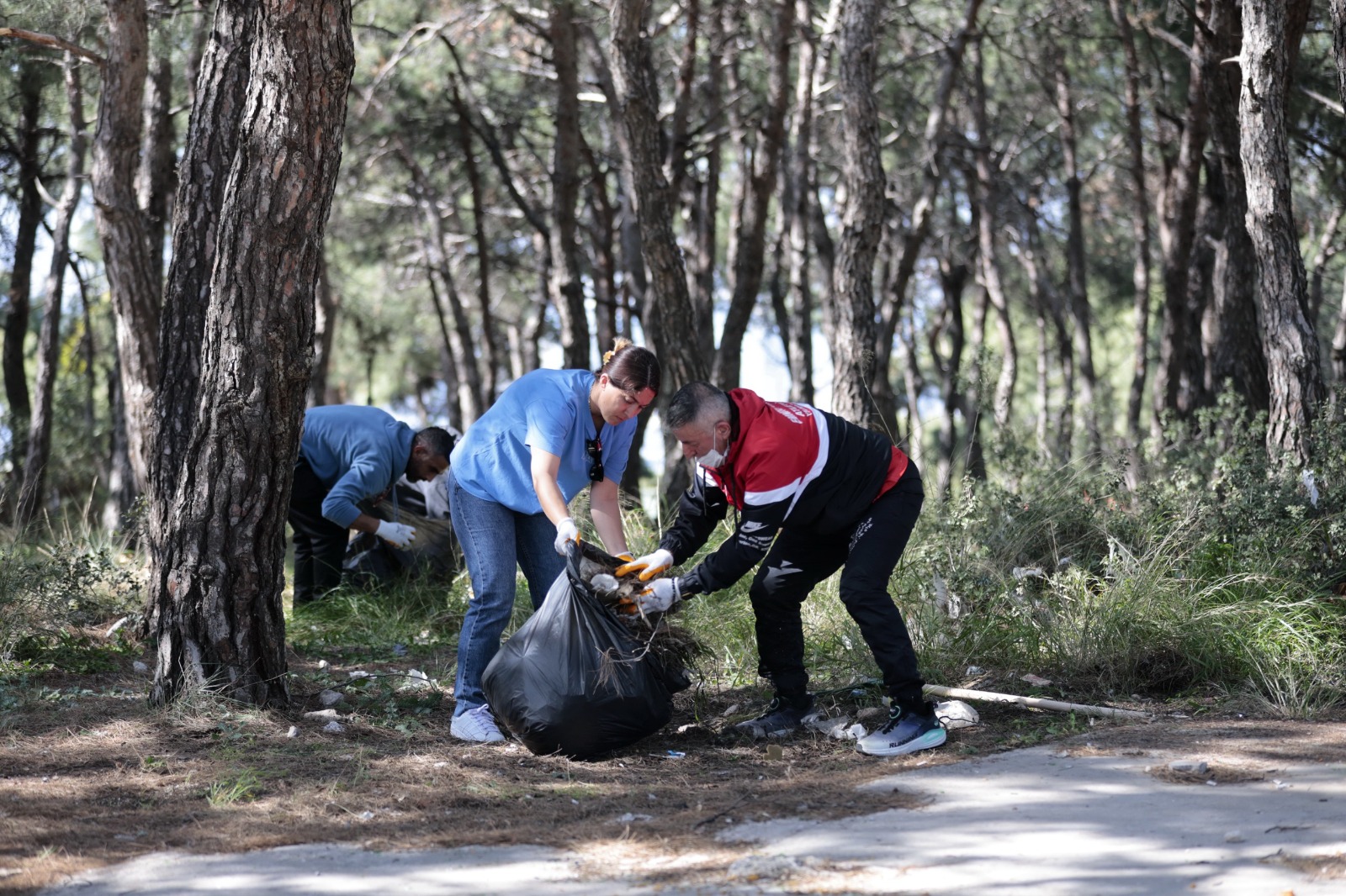 Konak’ta El Ele Orman Temizliği 2 Saatte 750 Poşet Çöp Toplandı (5)