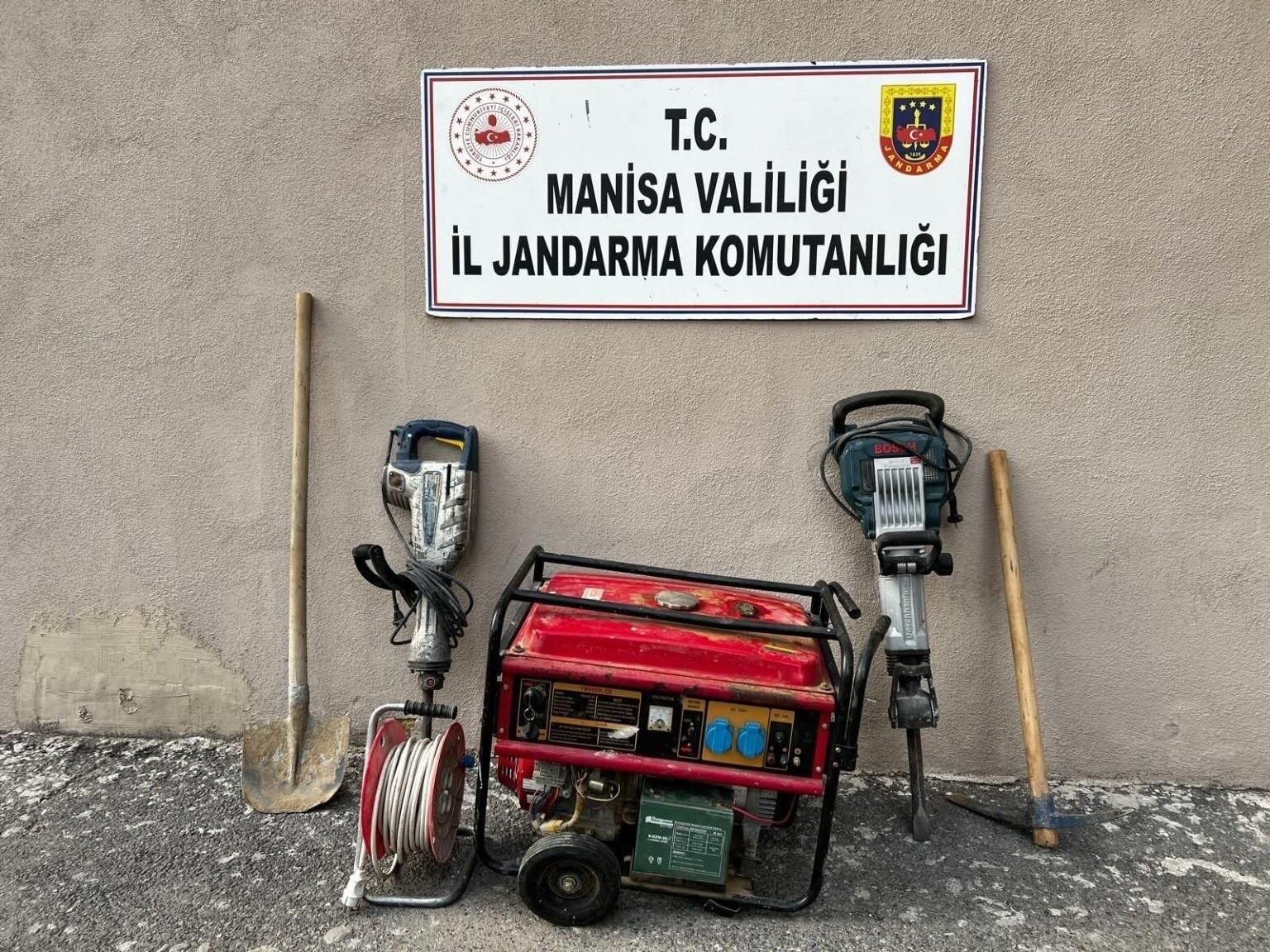 Manisa'da Kaçak Kazı Yapan 10 Kişiye Suçüstü! 1