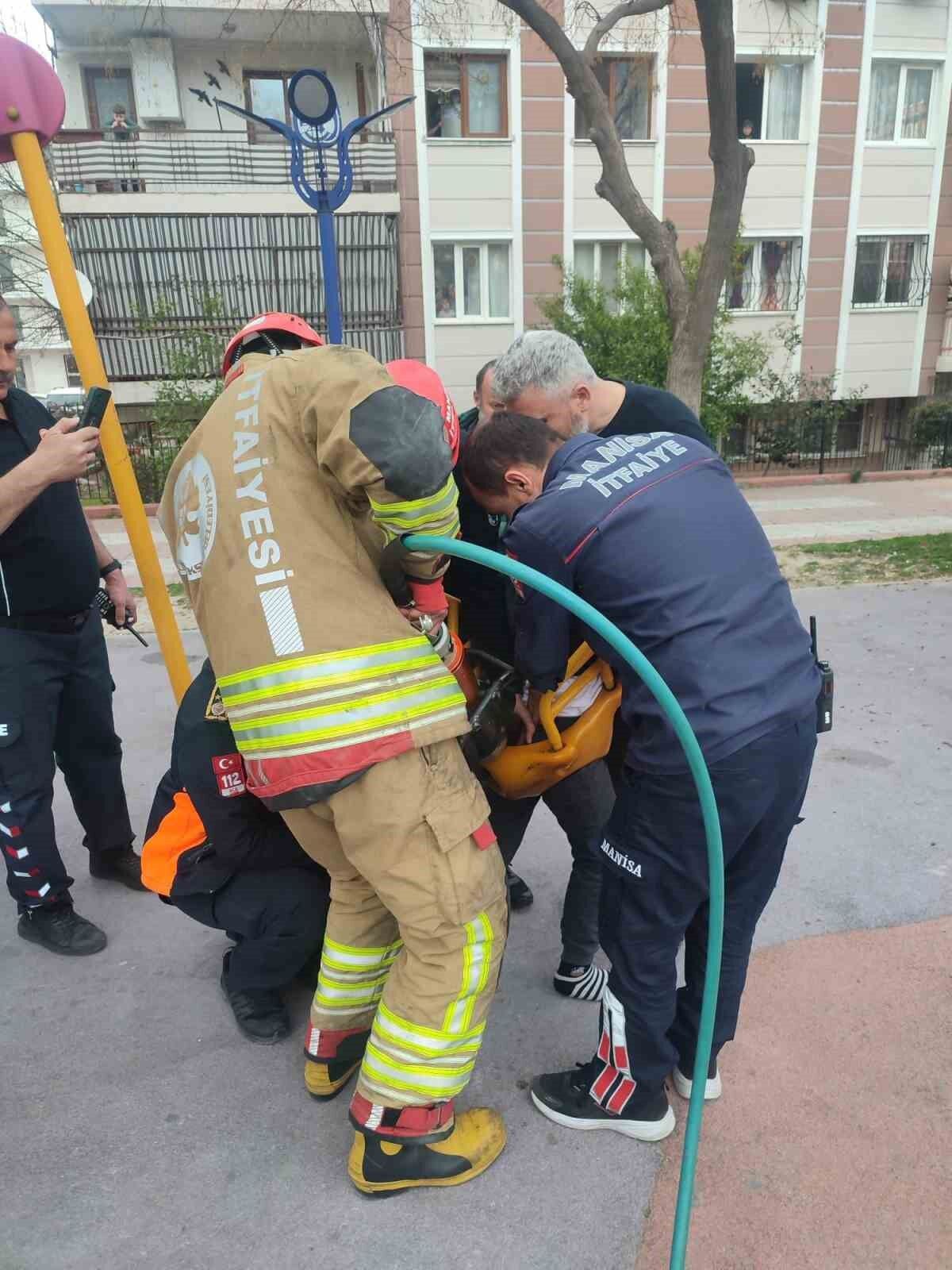 Manisa’da Parkta Korku Dolu Anlar! 7 Yaşındaki Çocuk Salıncağa Sıkıştı