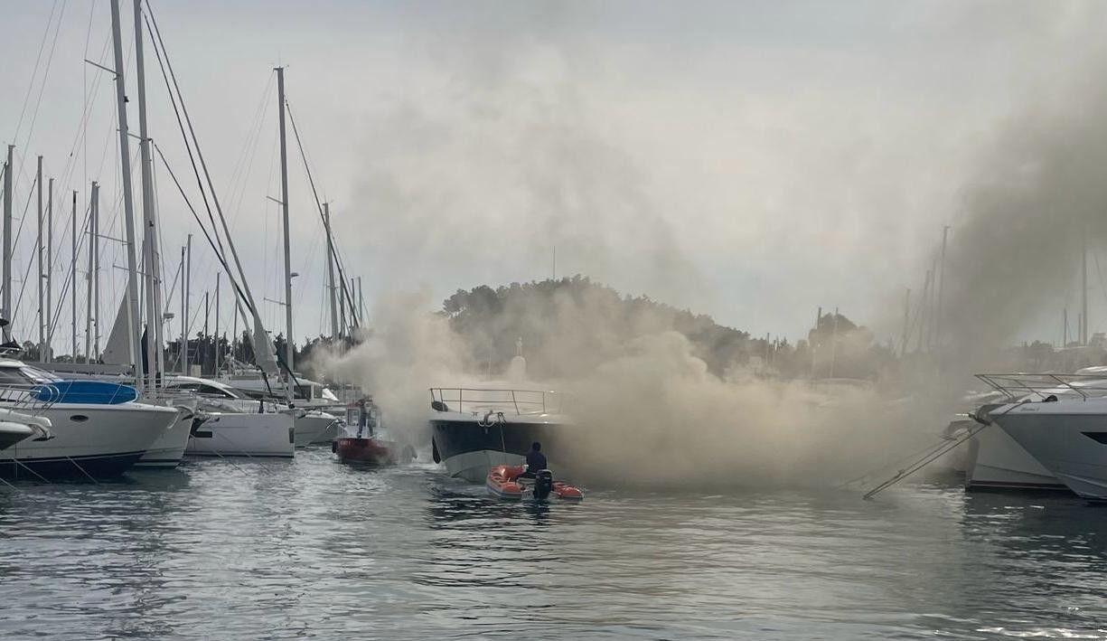 Muğla Büyükşehir Belediyesi’nden Yat Yangınına Hızlı Müdahale (1)